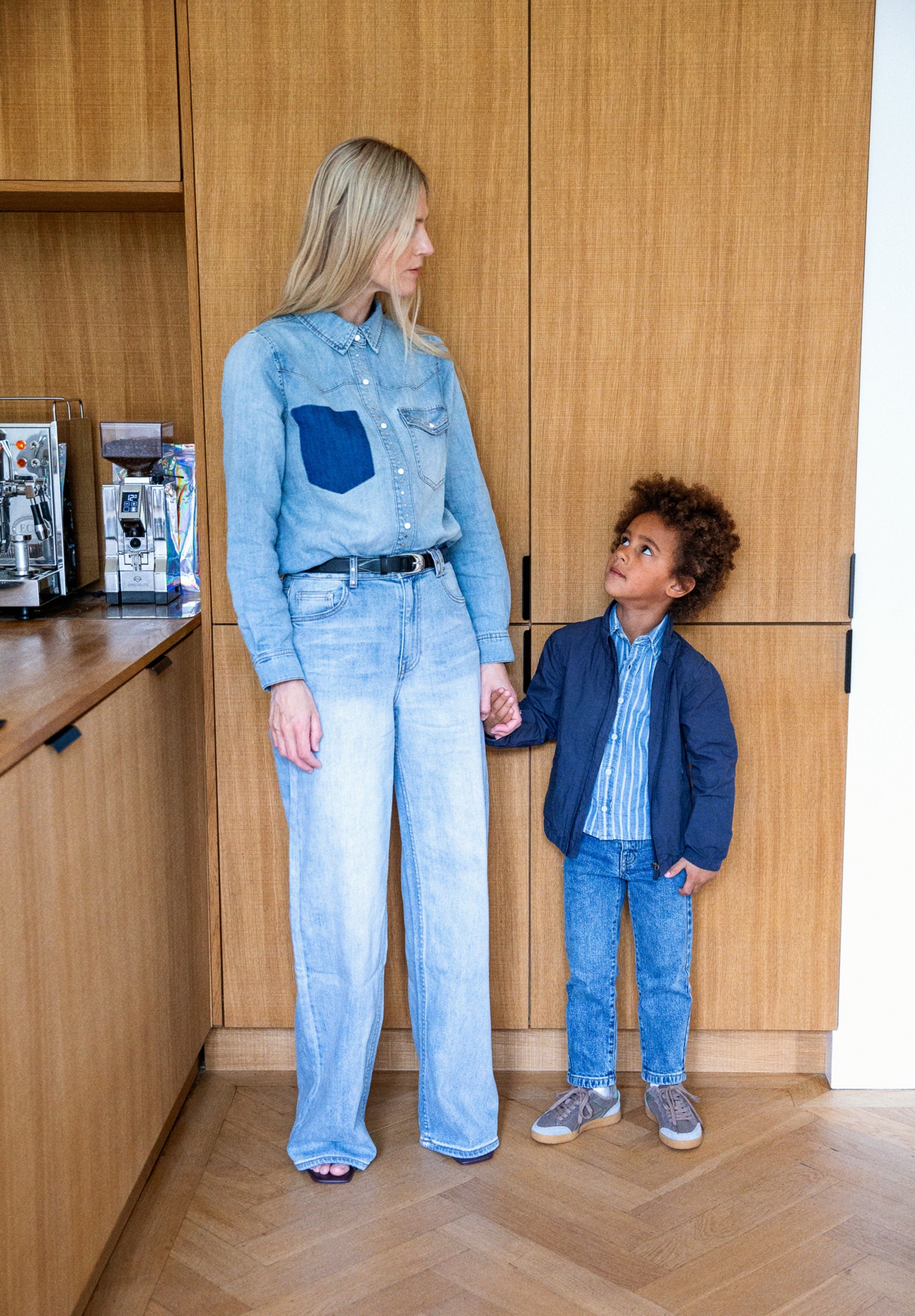 CAMISA DENIM COM BOLSO EM CONTRASTE