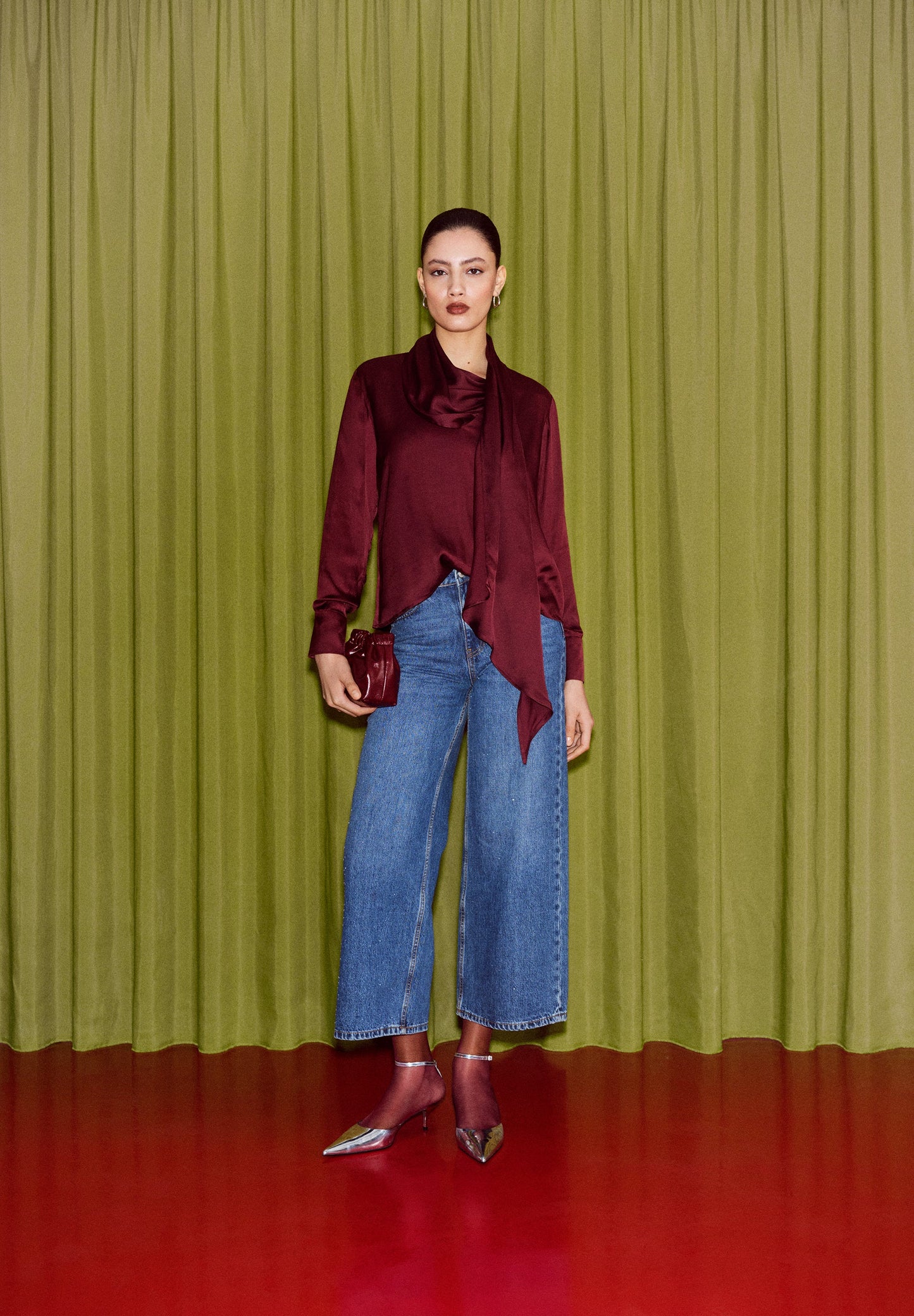 JEANS RETOS COM TACHAS