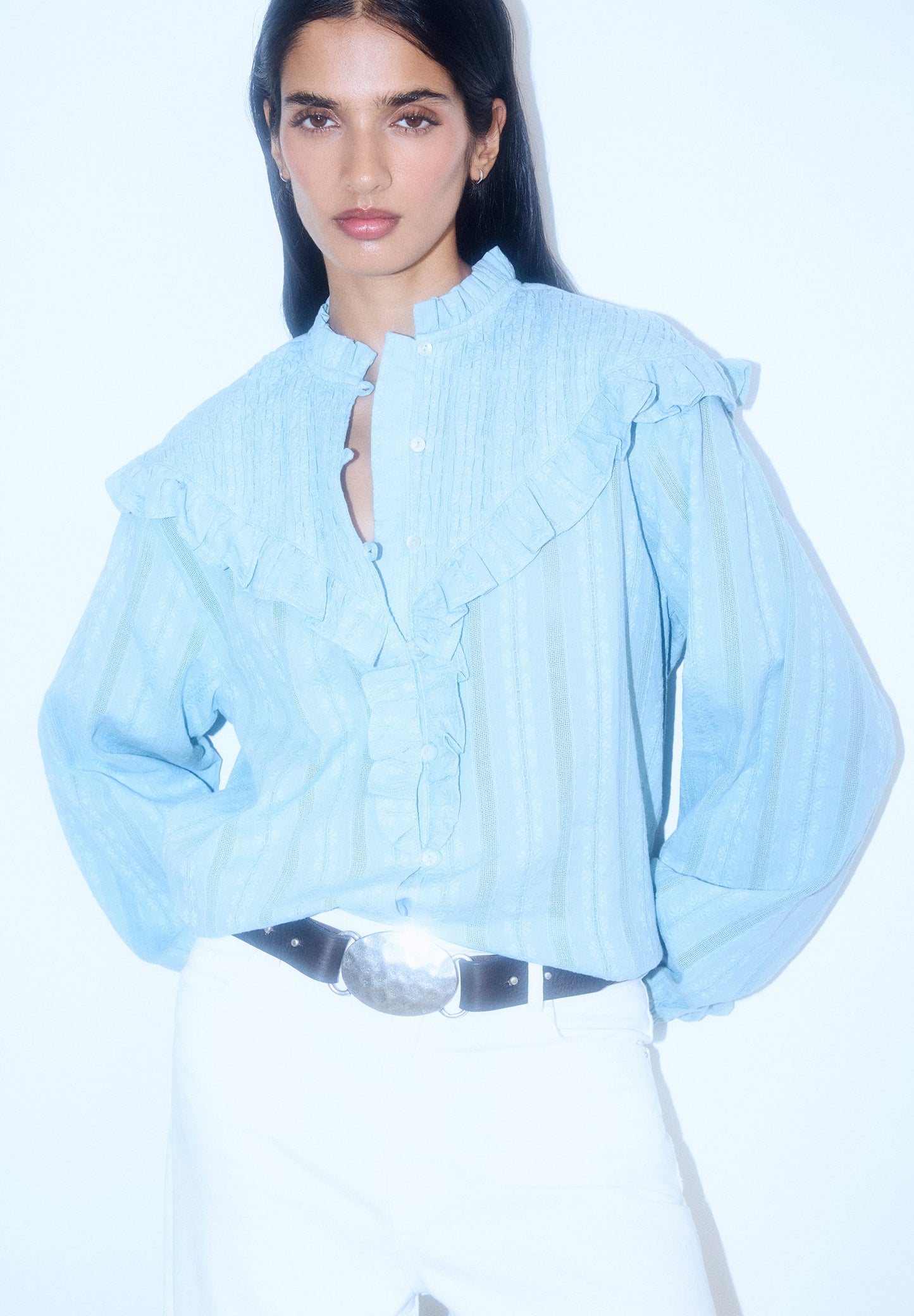 BLUSA FRANZIDA COM FOLHO.