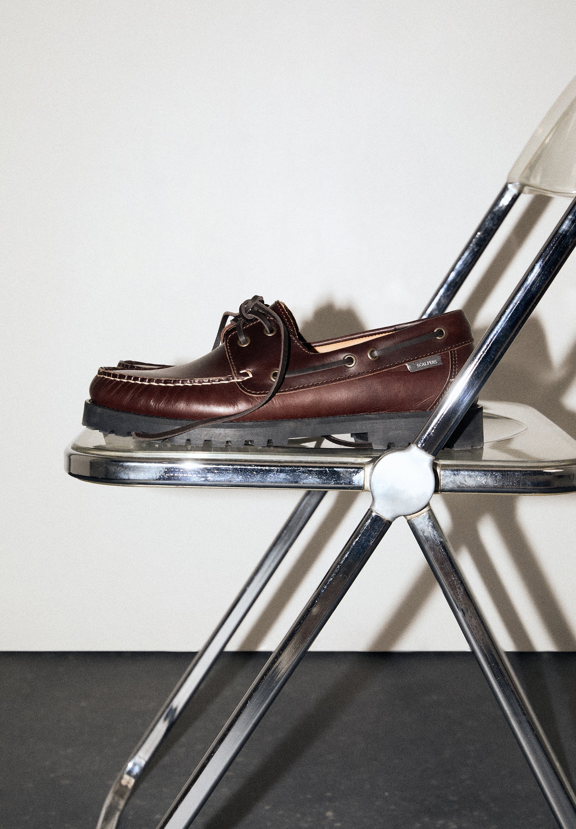 SAPATOS DE VELA COM SOLA DENTADA