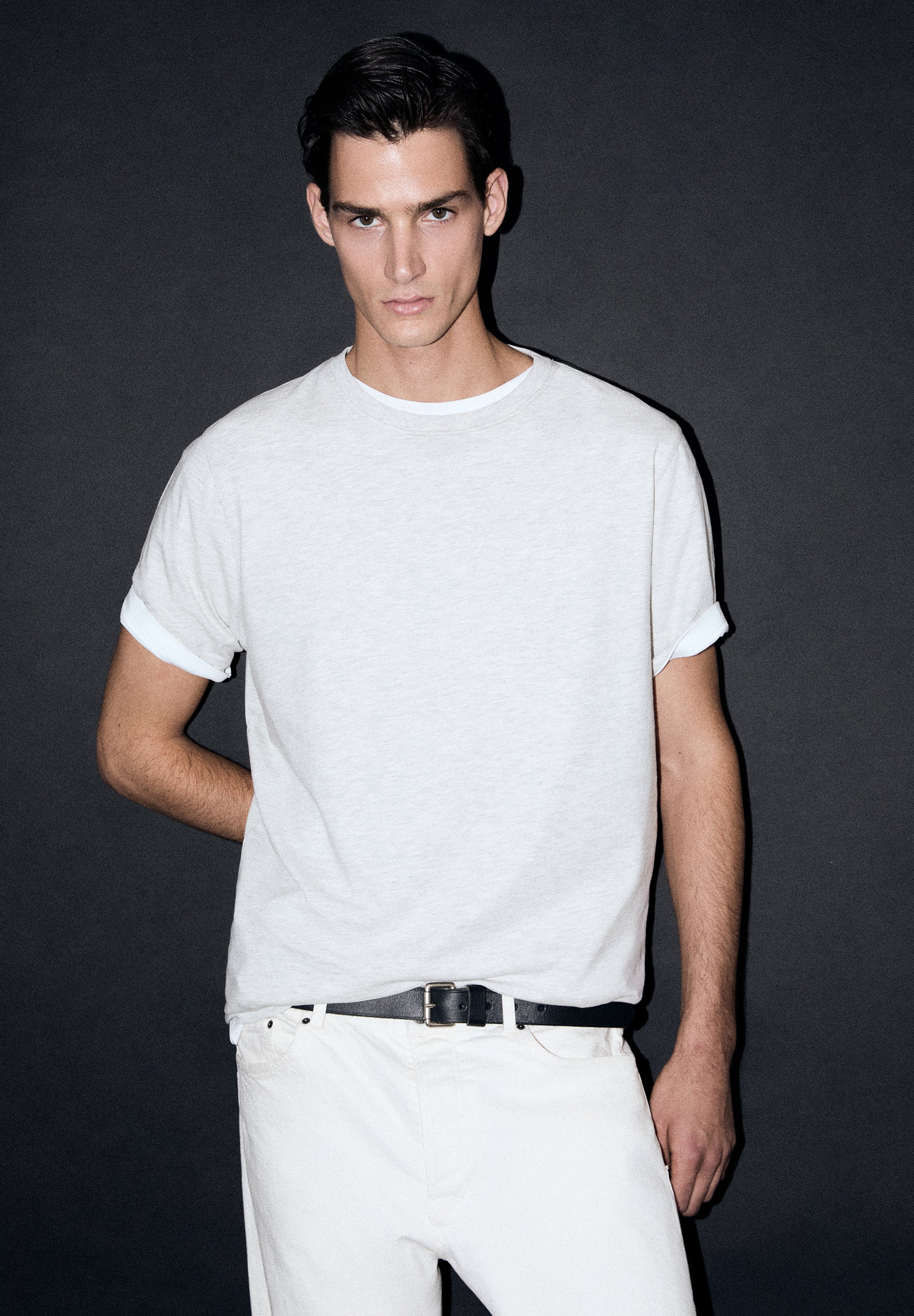 T-SHIRT BORDADA COM EFEITO DESBOTADO