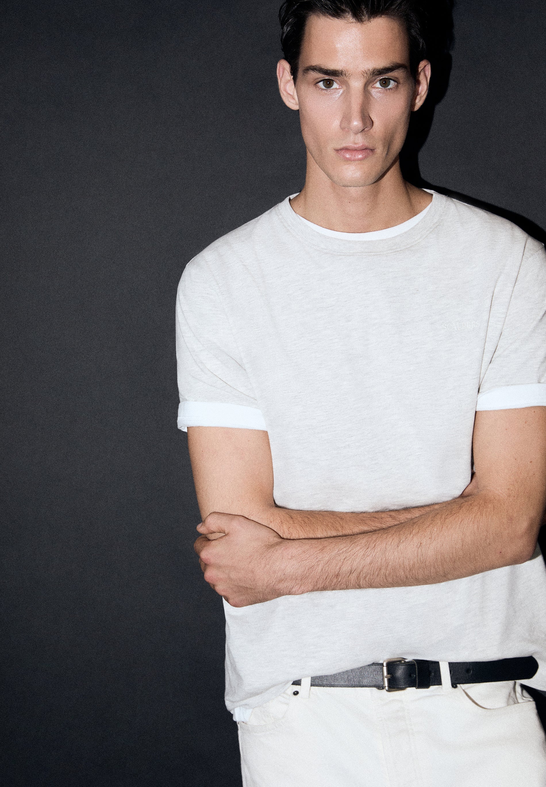 T-SHIRT BORDADA COM EFEITO DESBOTADO