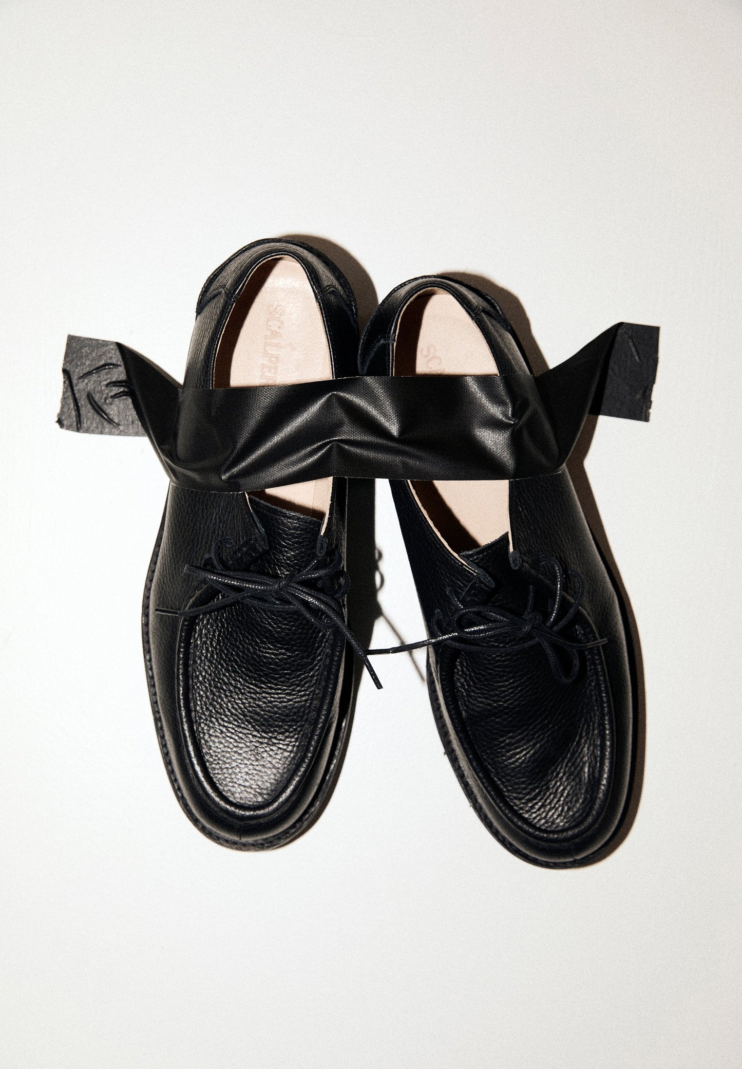 SAPATOS DE PELE COM SOLA DENTADA