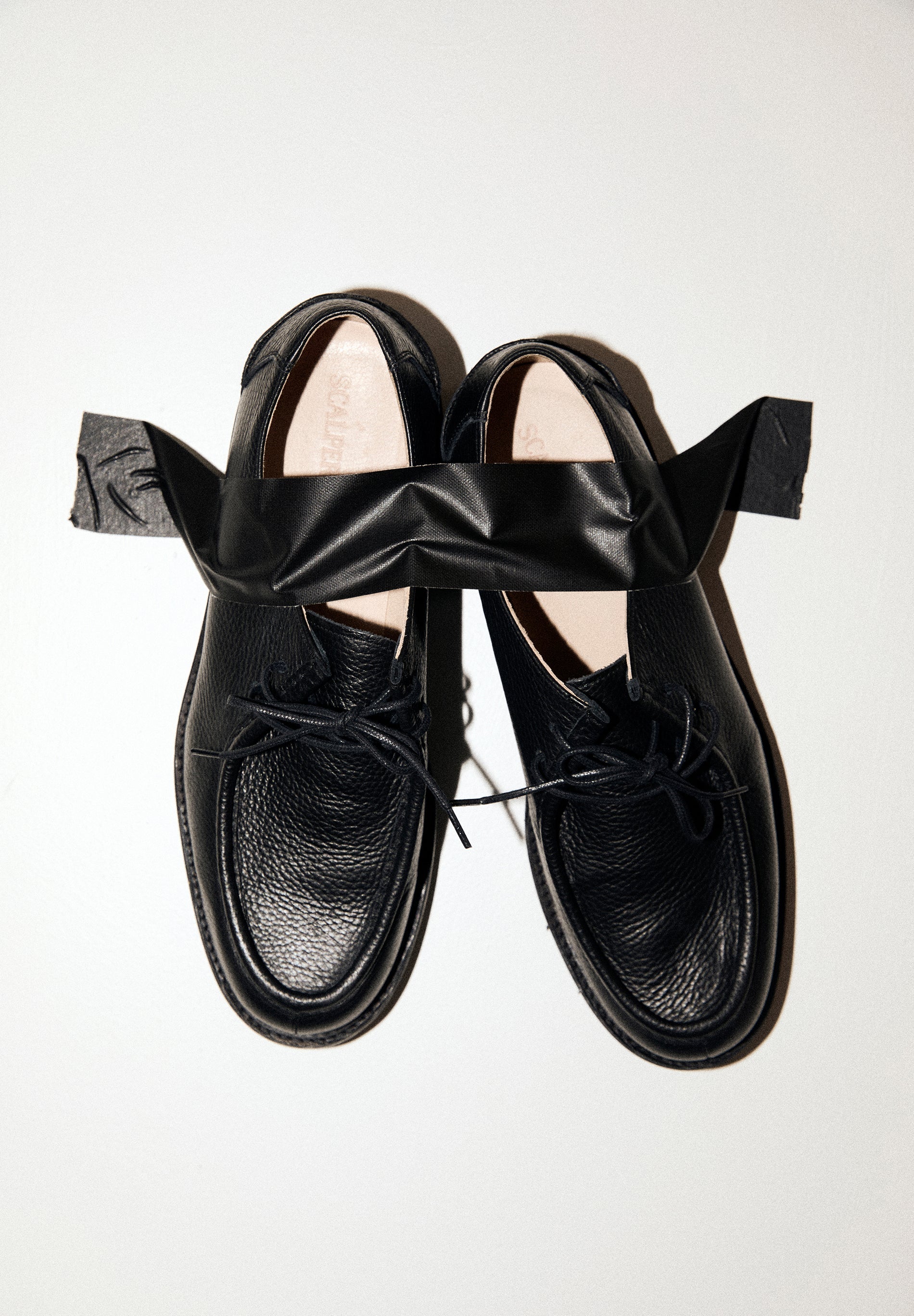 SAPATOS DE PELE COM SOLA DENTADA