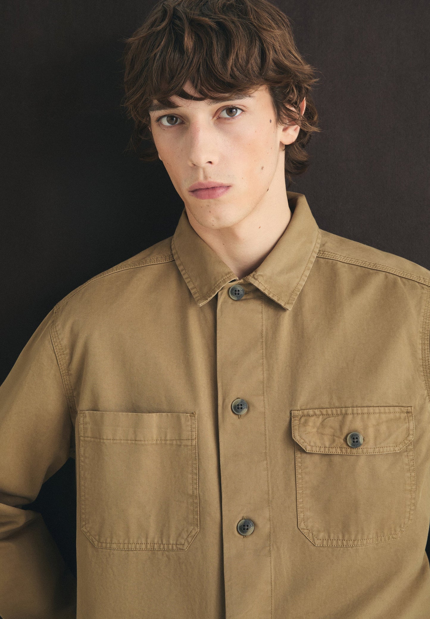 CAMISA COMPRIDA COM BOLSOS ABOTOADA