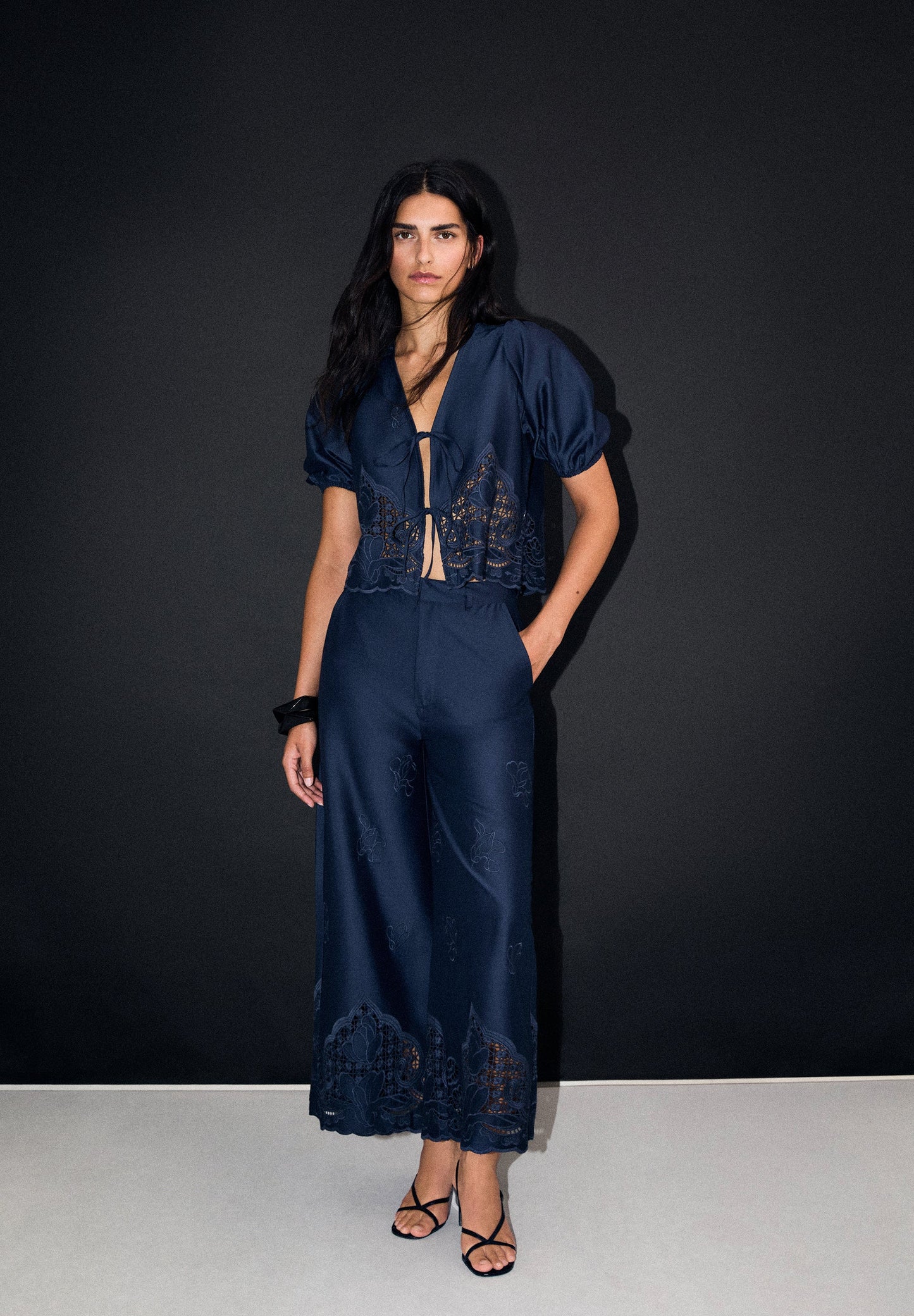 BLUSA BORDADA COM LAÇOS