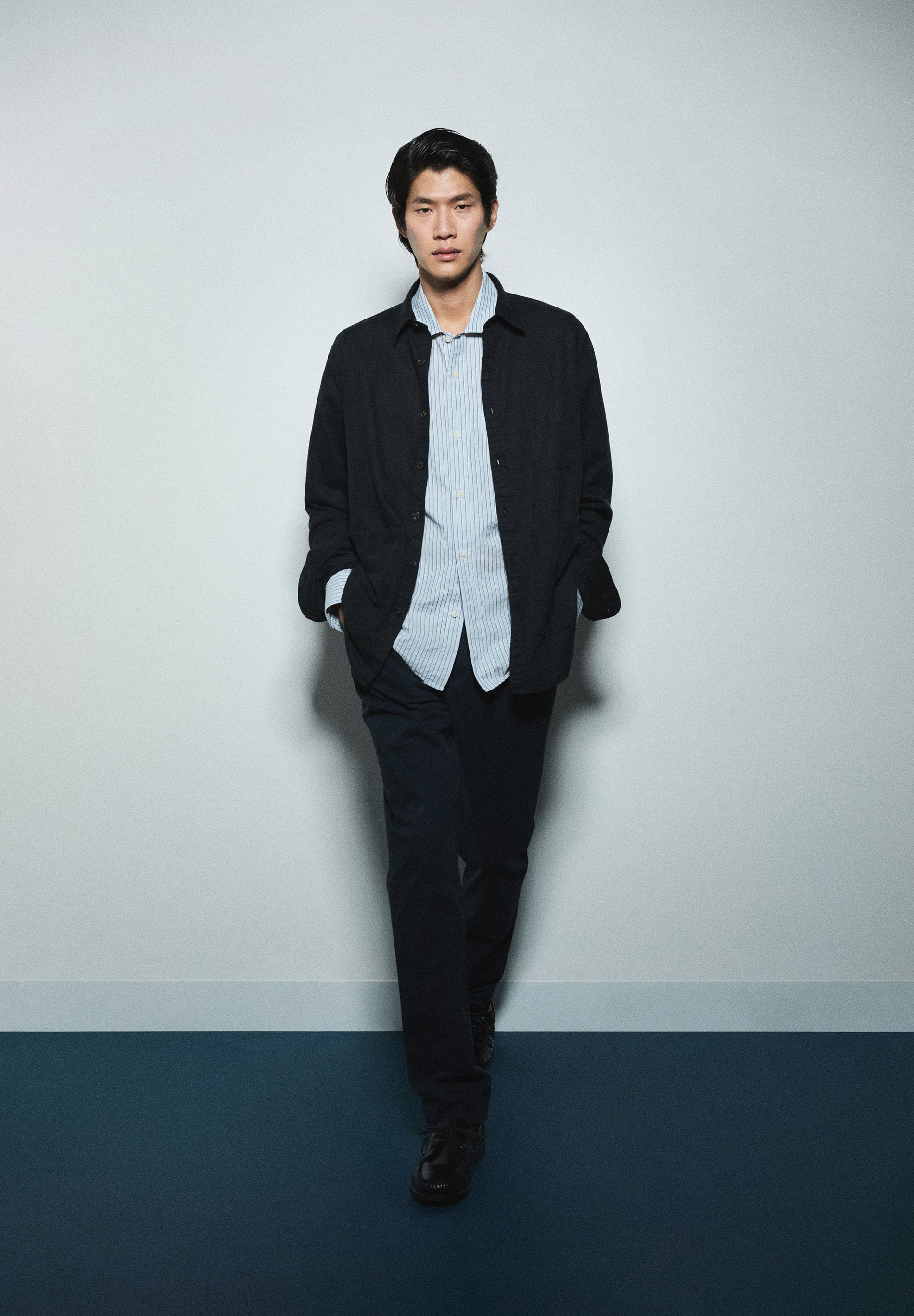 CAMISA COMPRIDA LISA COM BOLSOS