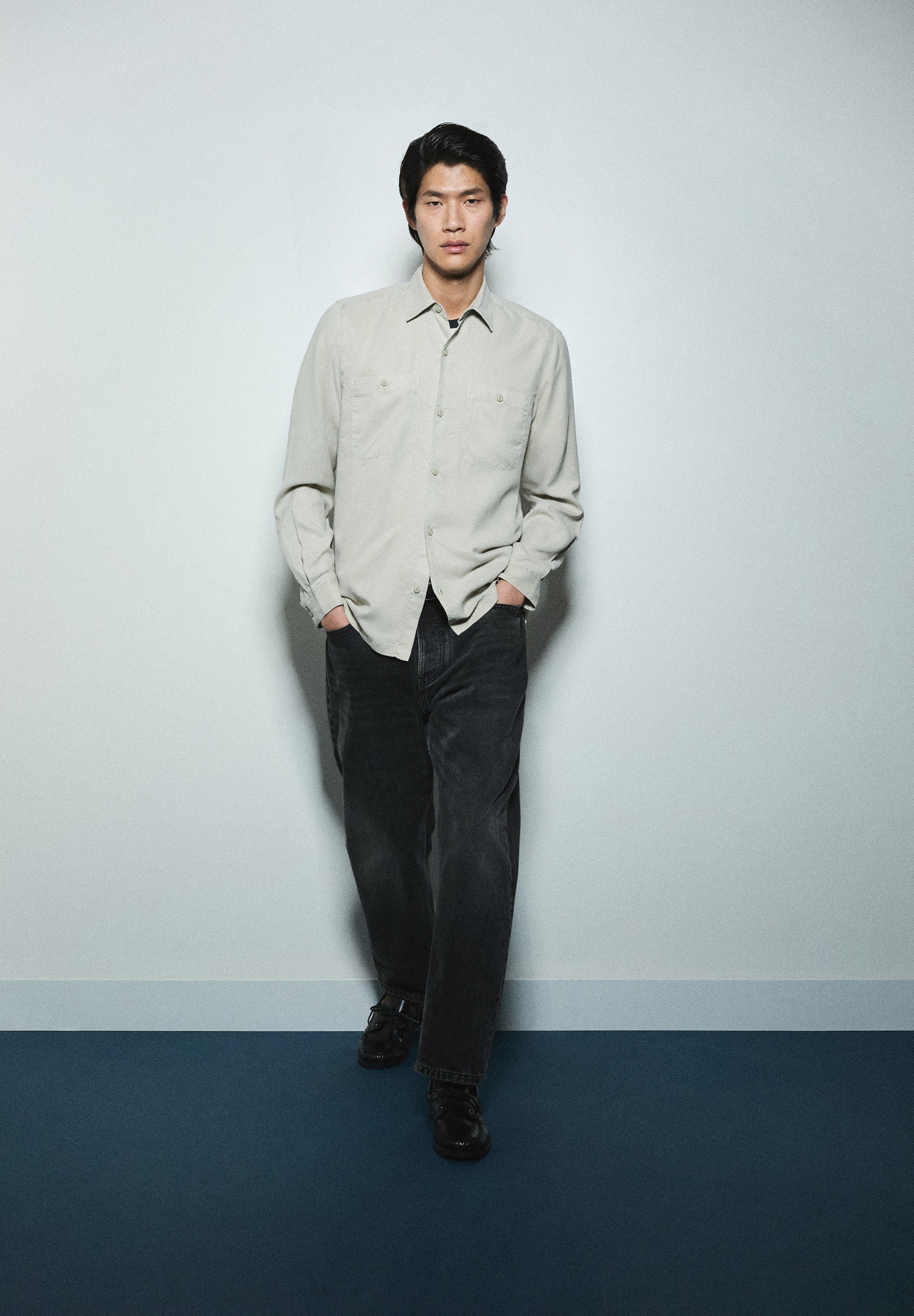 CAMISA COM BOLSO FRONTAL