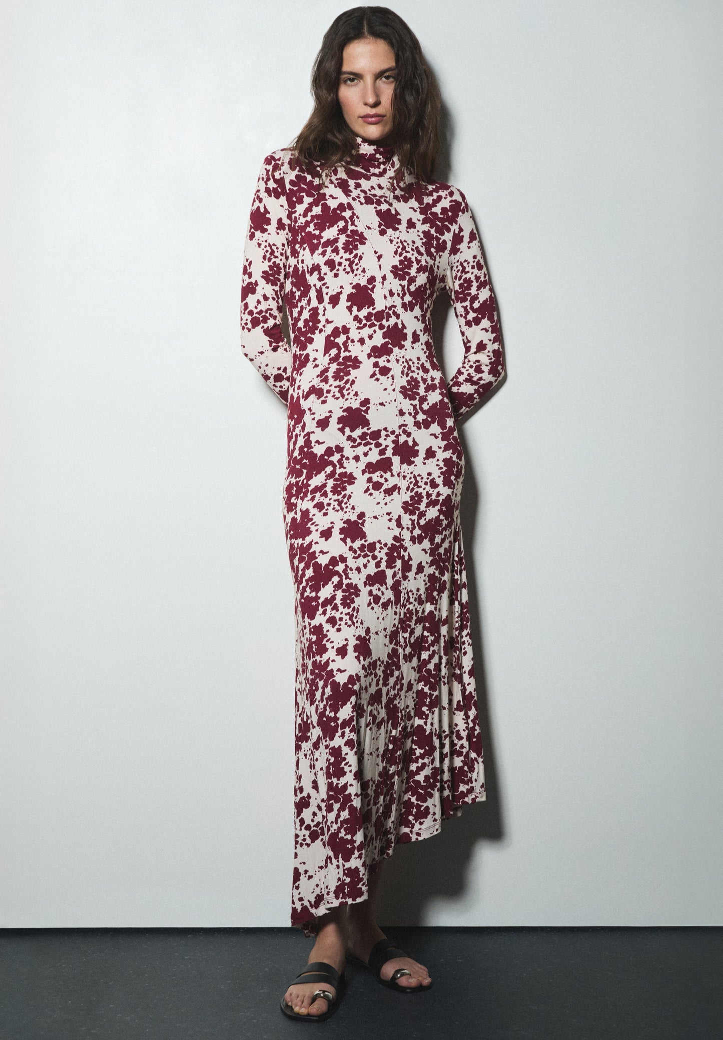 VESTIDO COM PADRÃO DE GOLA ALTA