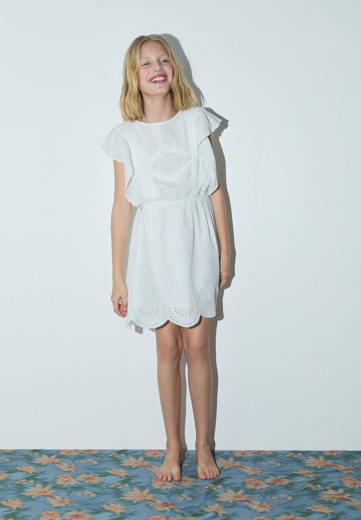VESTIDO ROMÂNTICO PERFURADO