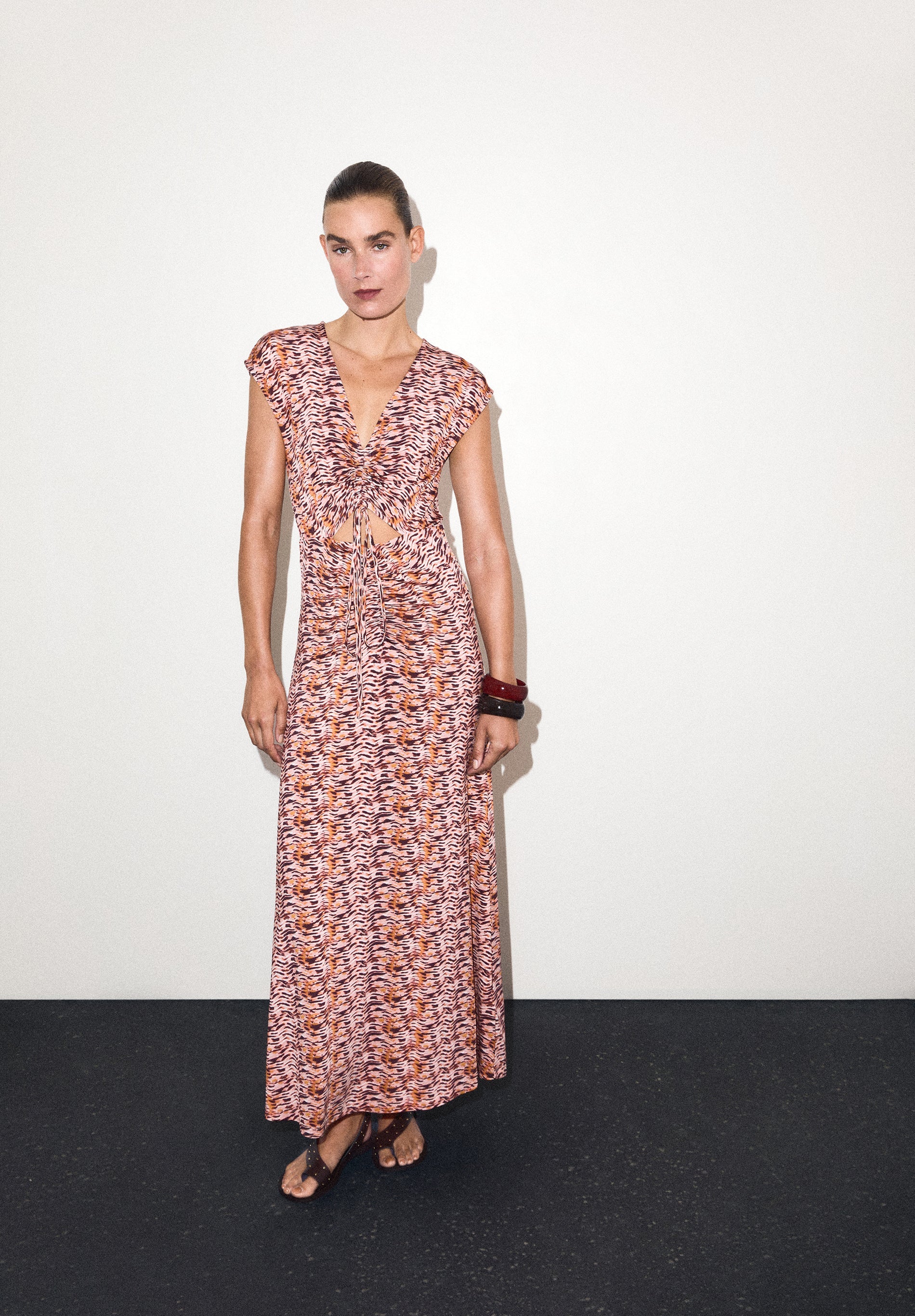 VESTIDO ESTAMPADO COM CUT OUT