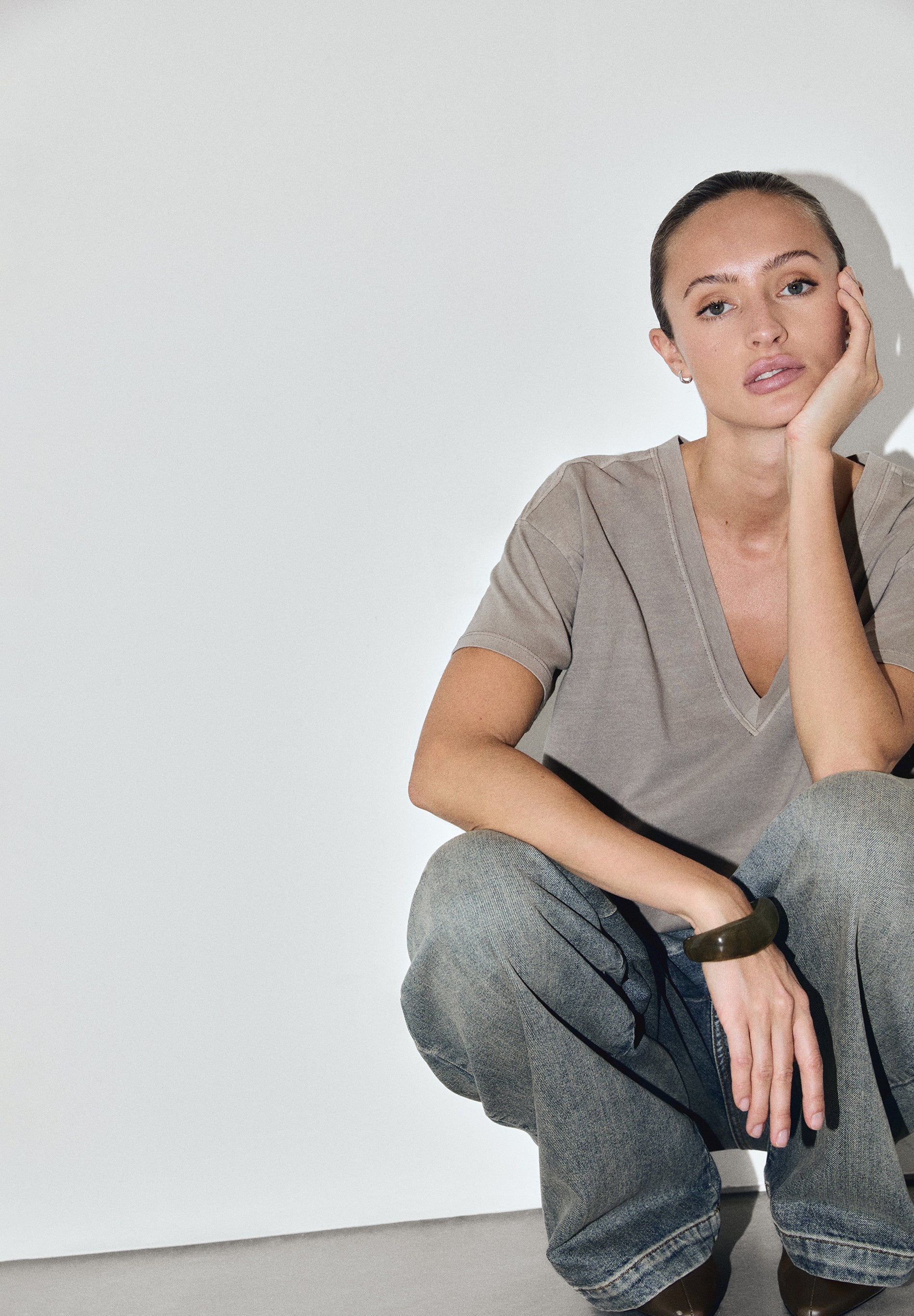 T-SHIRT BÁSICA DECOTE EM V