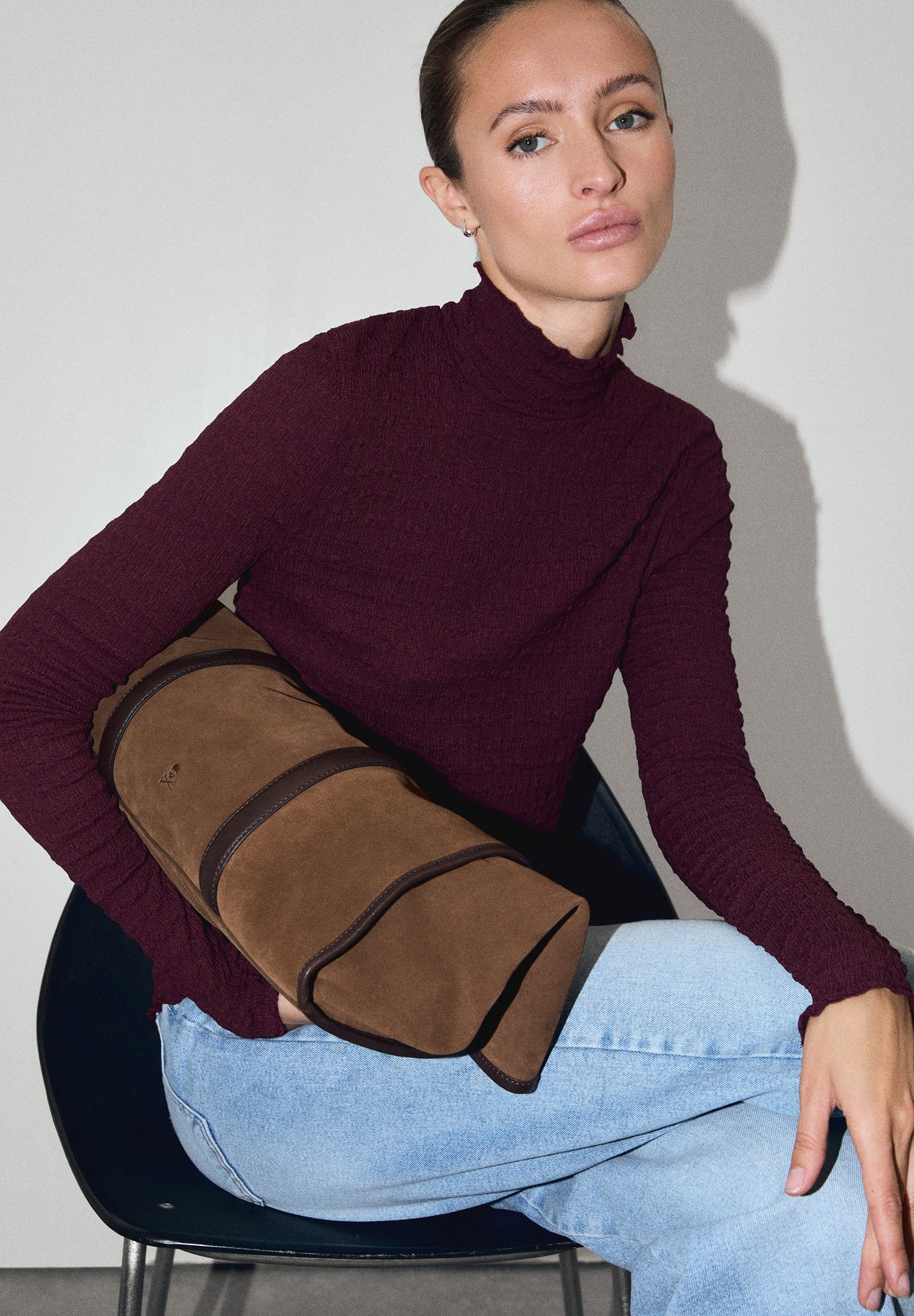 BOLSA SHOPPER DE CAMURÇA EM CONTRASTE