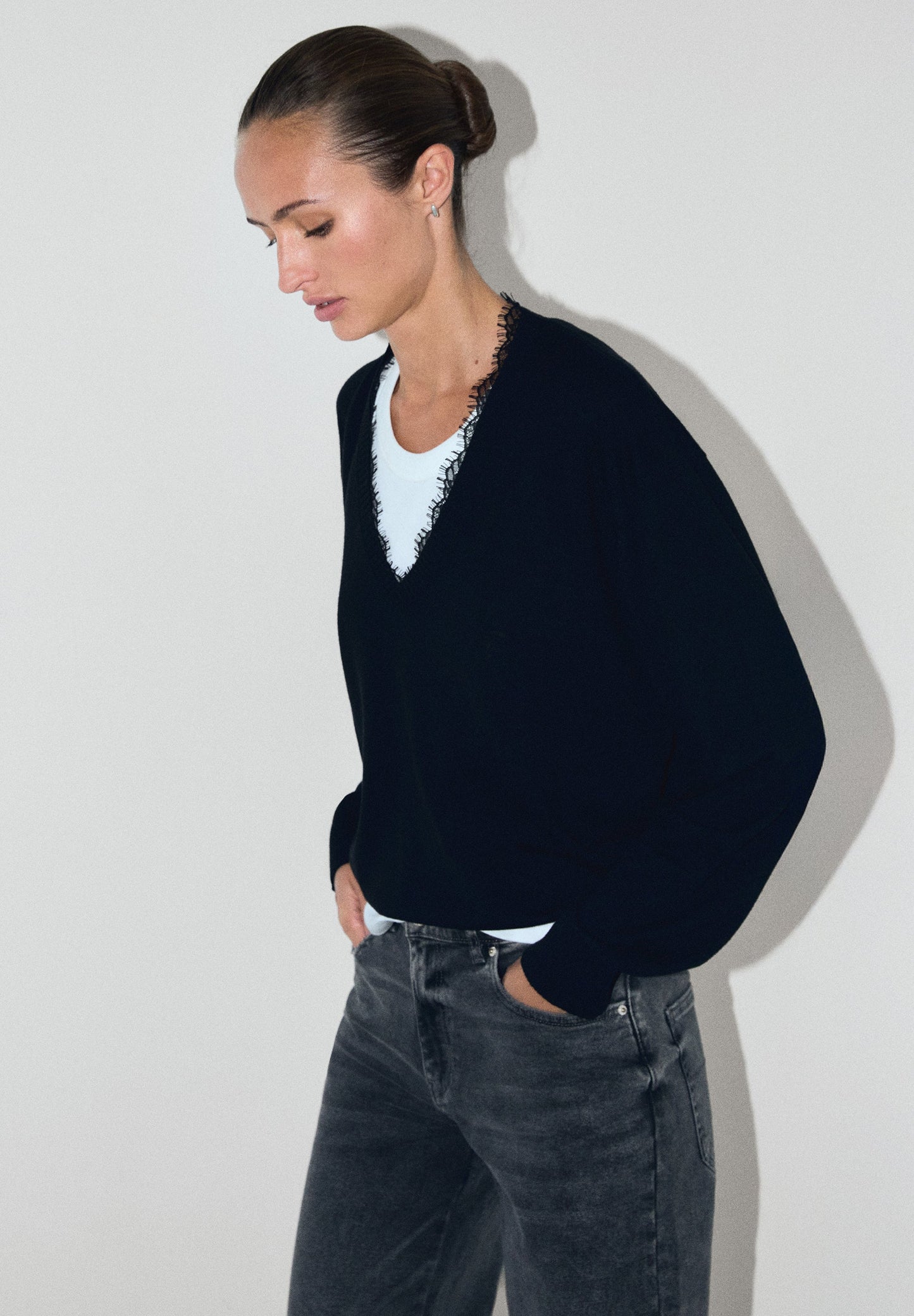 SWEATER COM DECOTE EM V COM RENDA