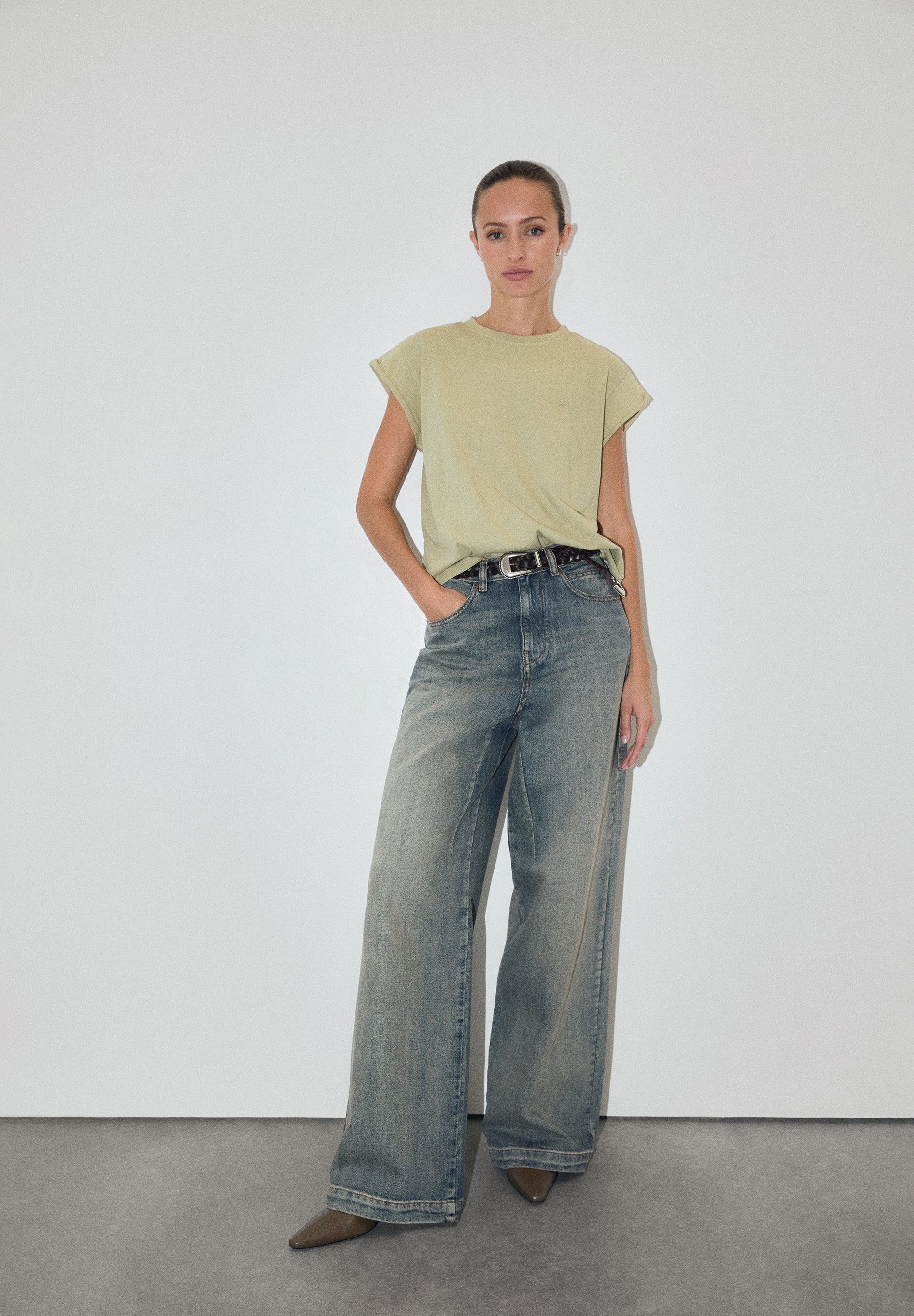 T-SHIRT BÁSICA COM SKULL