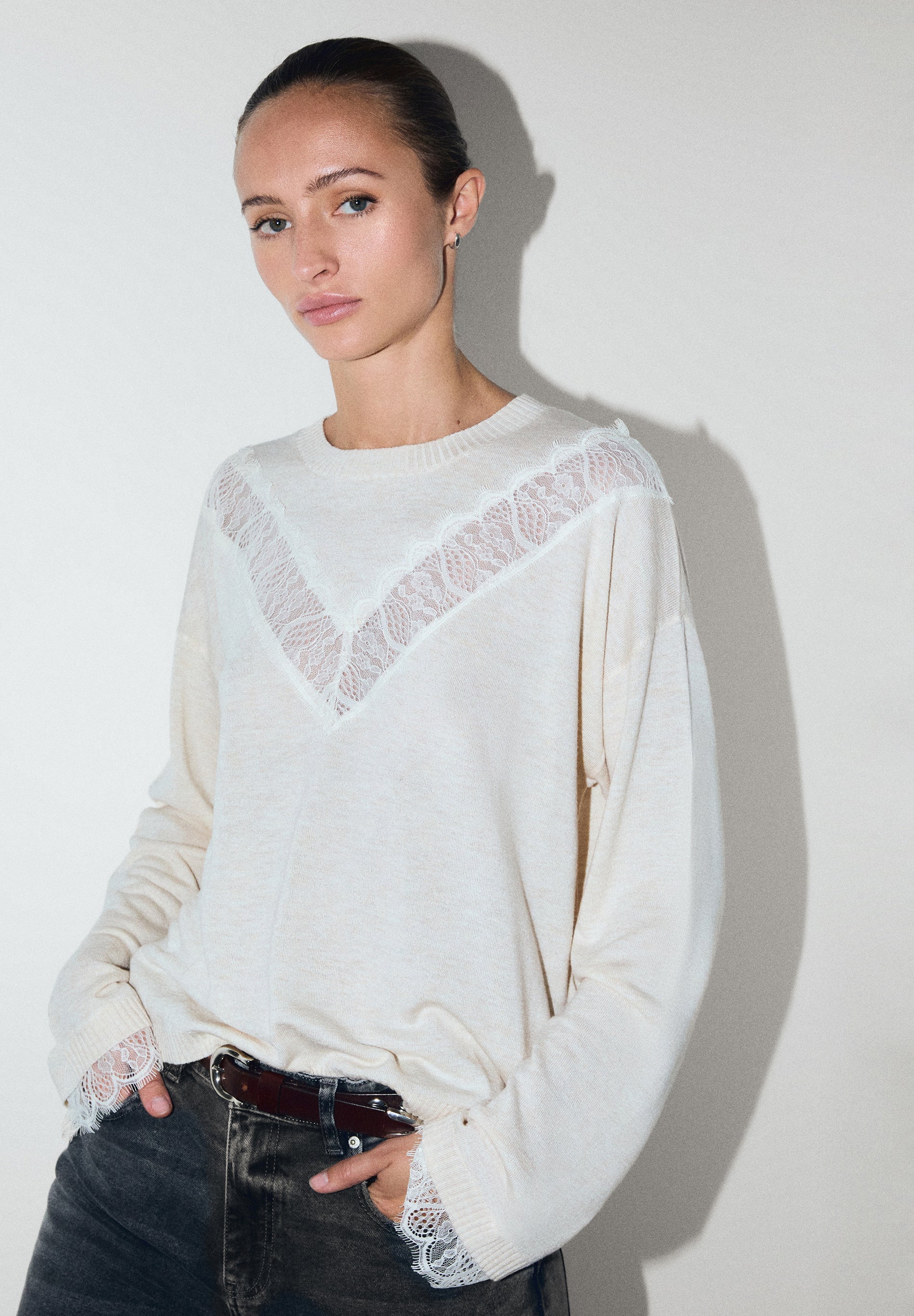 SWEATER COM PORMENORES DE RENDA