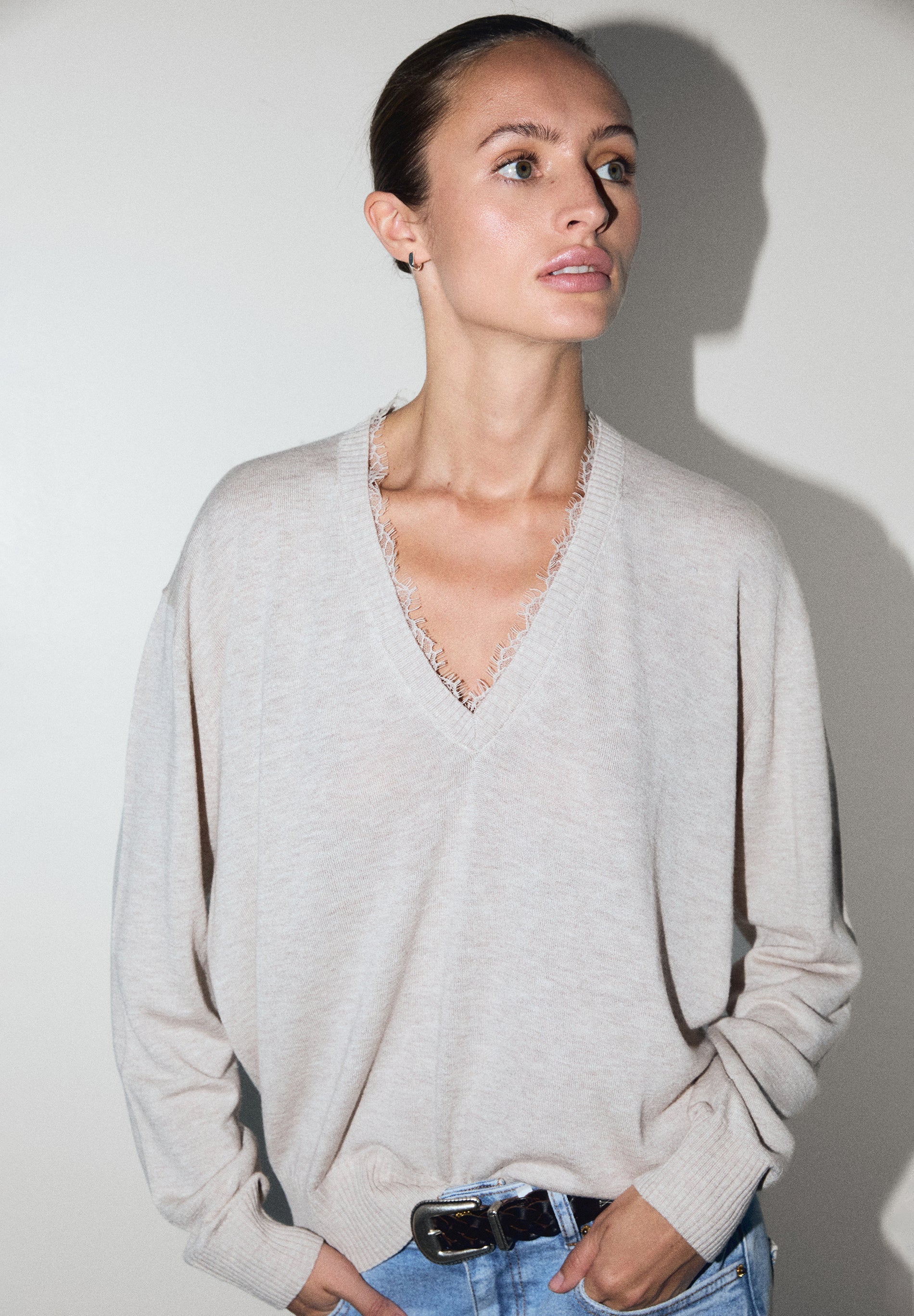 SWEATER COM DECOTE EM V COM RENDA