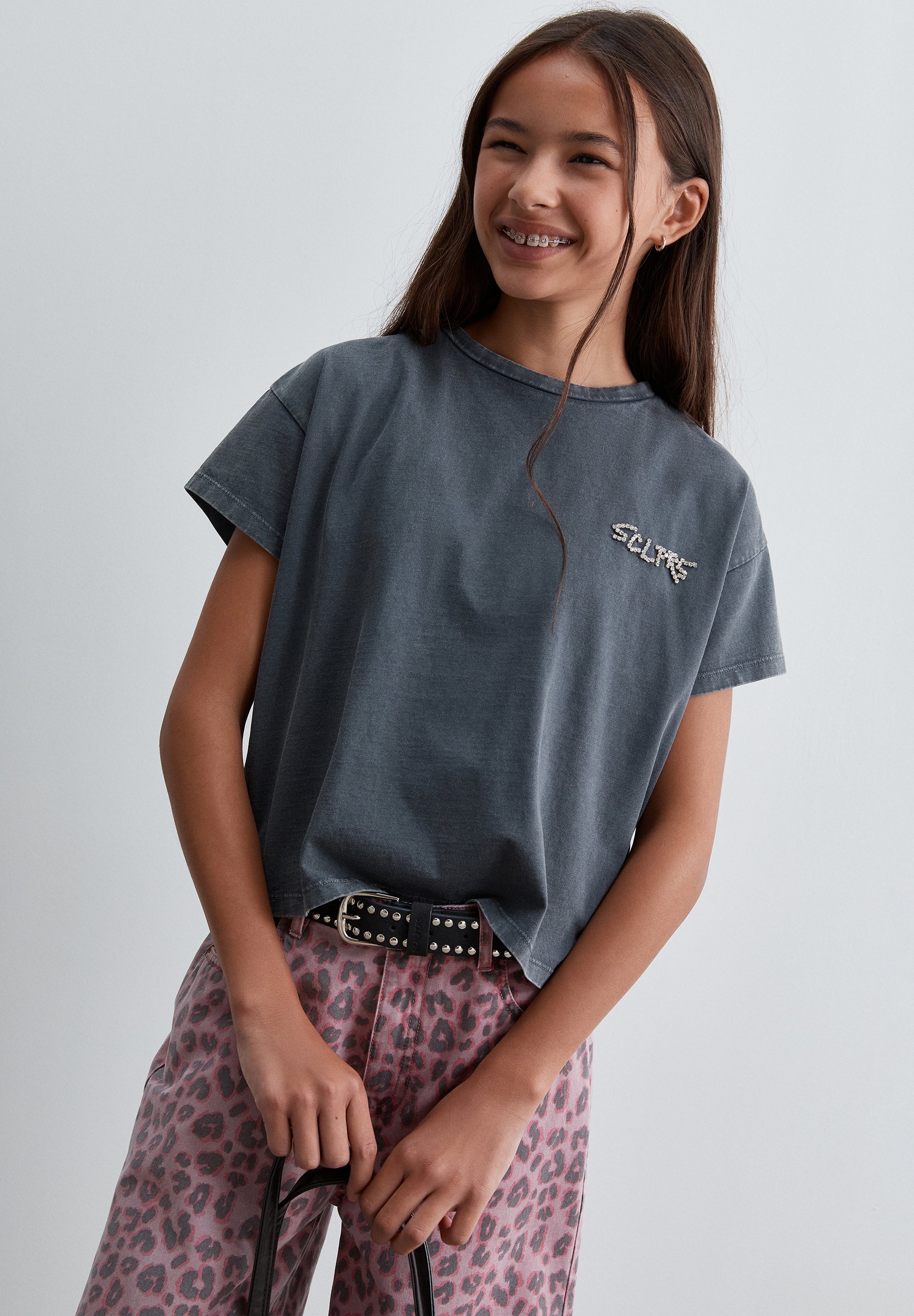 T-SHIRT COM DETALHE EM STRASS