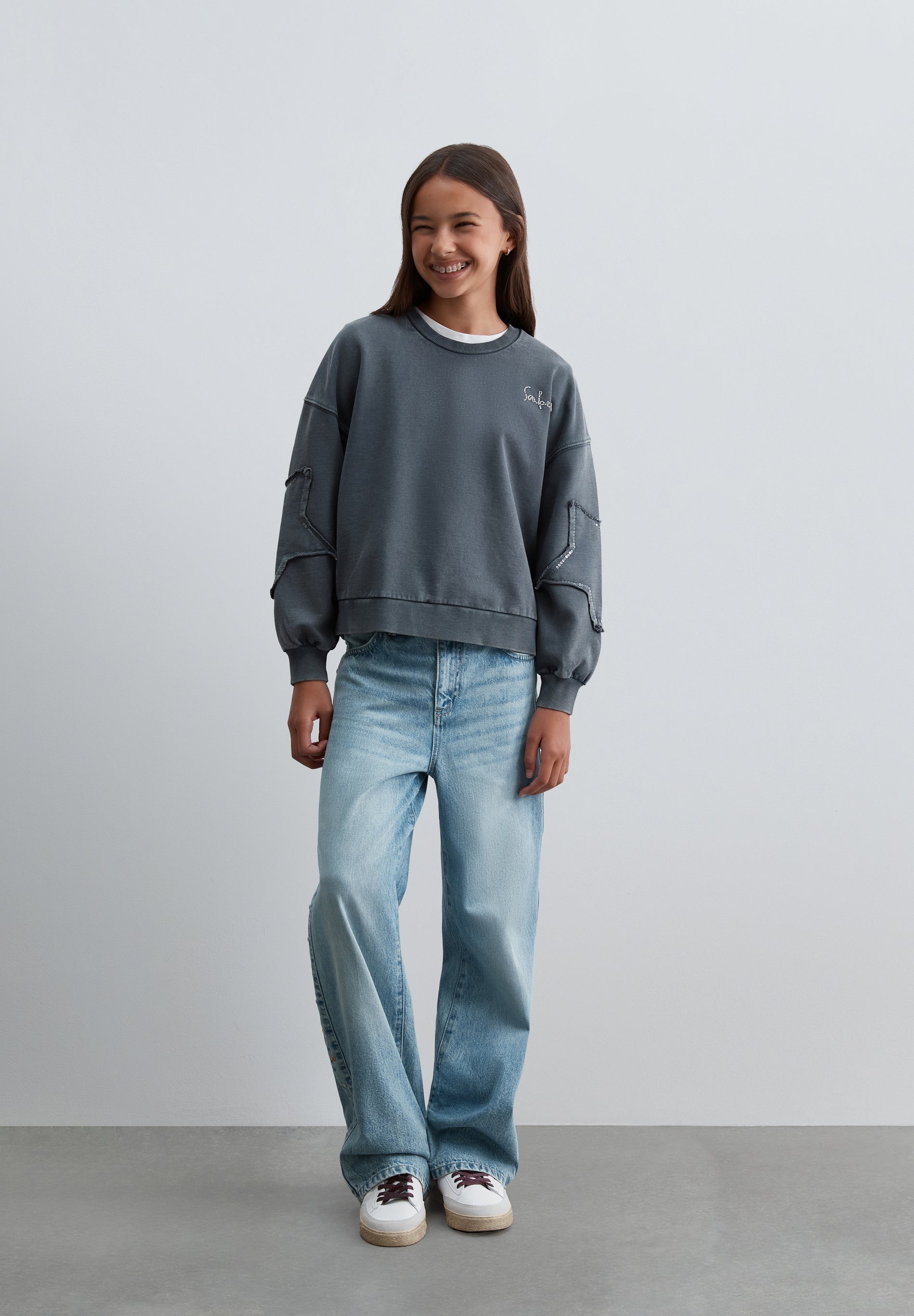 SWEATSHIRT COM PORMENOR NAS MANGAS