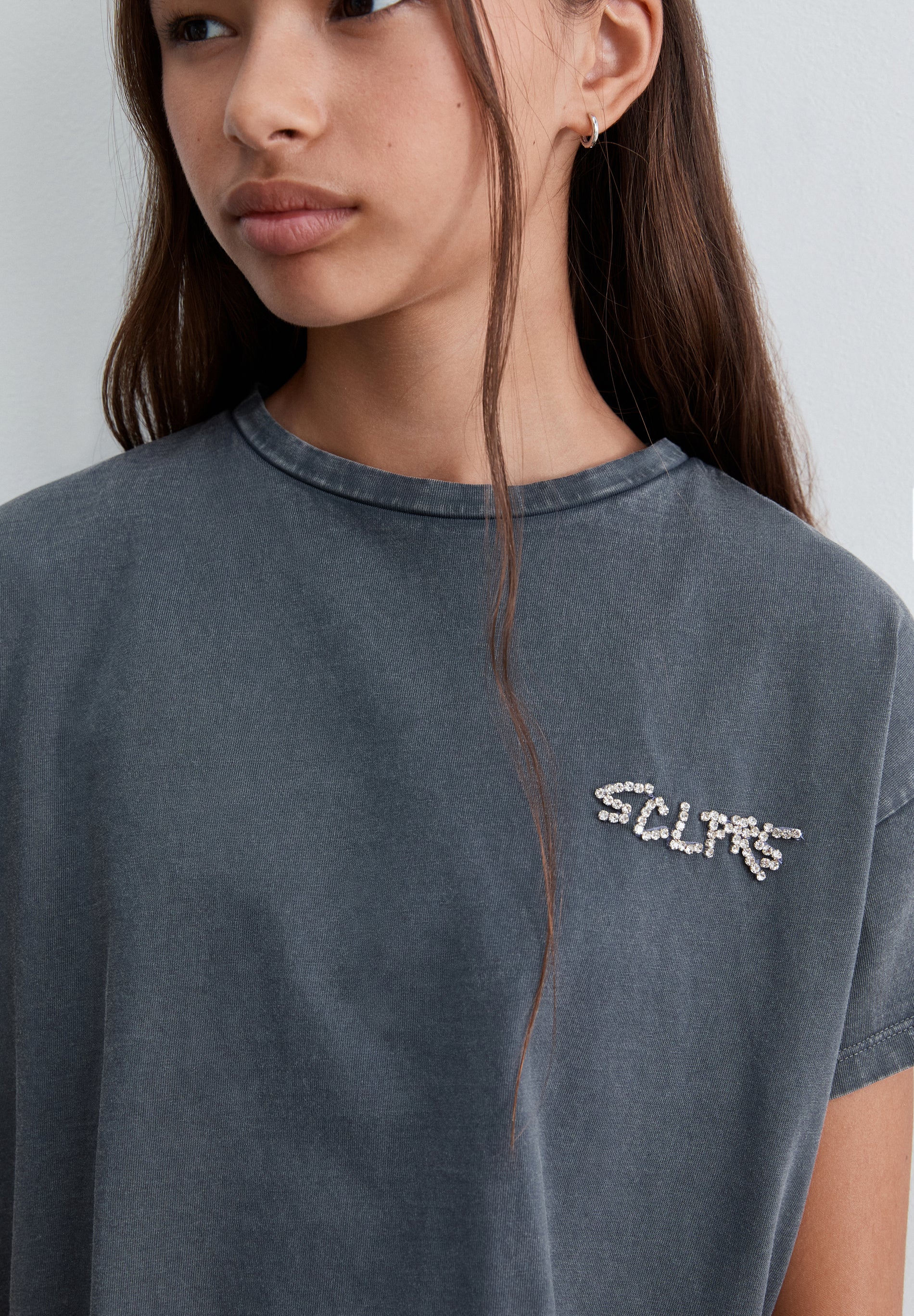 T-SHIRT COM DETALHE EM STRASS