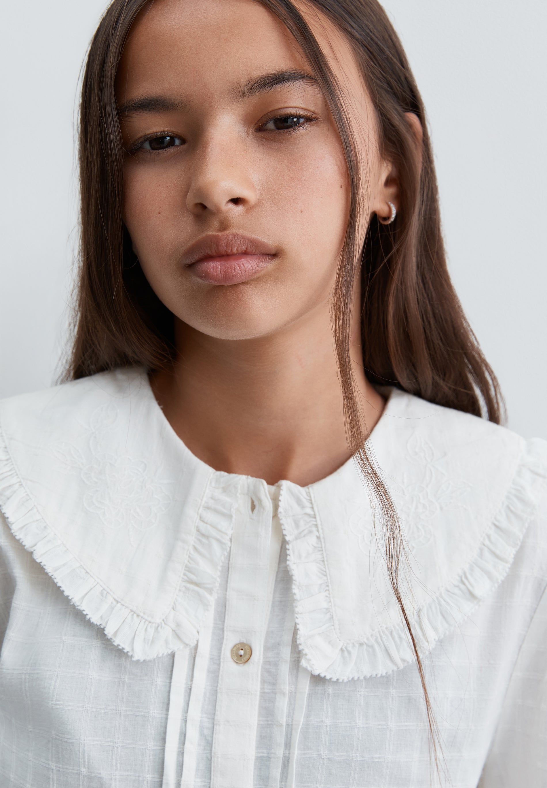 BLUSA COM GOLA COM PORMENORES BORDADOS