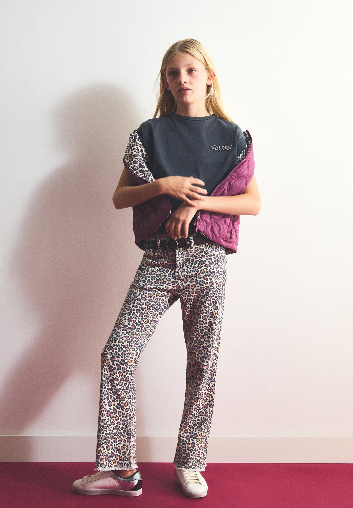 T-SHIRT COM DETALHE EM STRASS