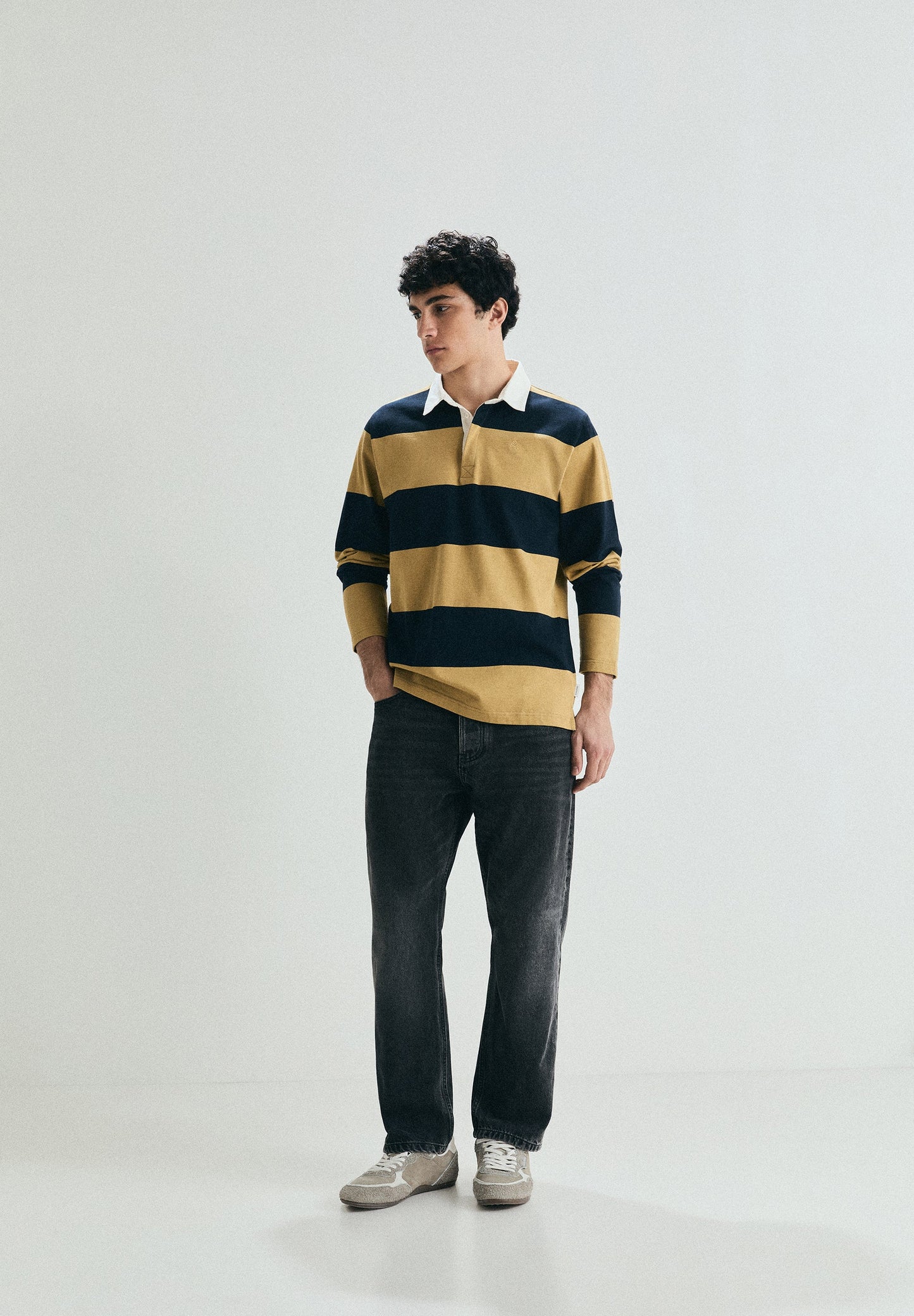 CAMISA POLO ÀS RISCAS A CONTRASTAR
