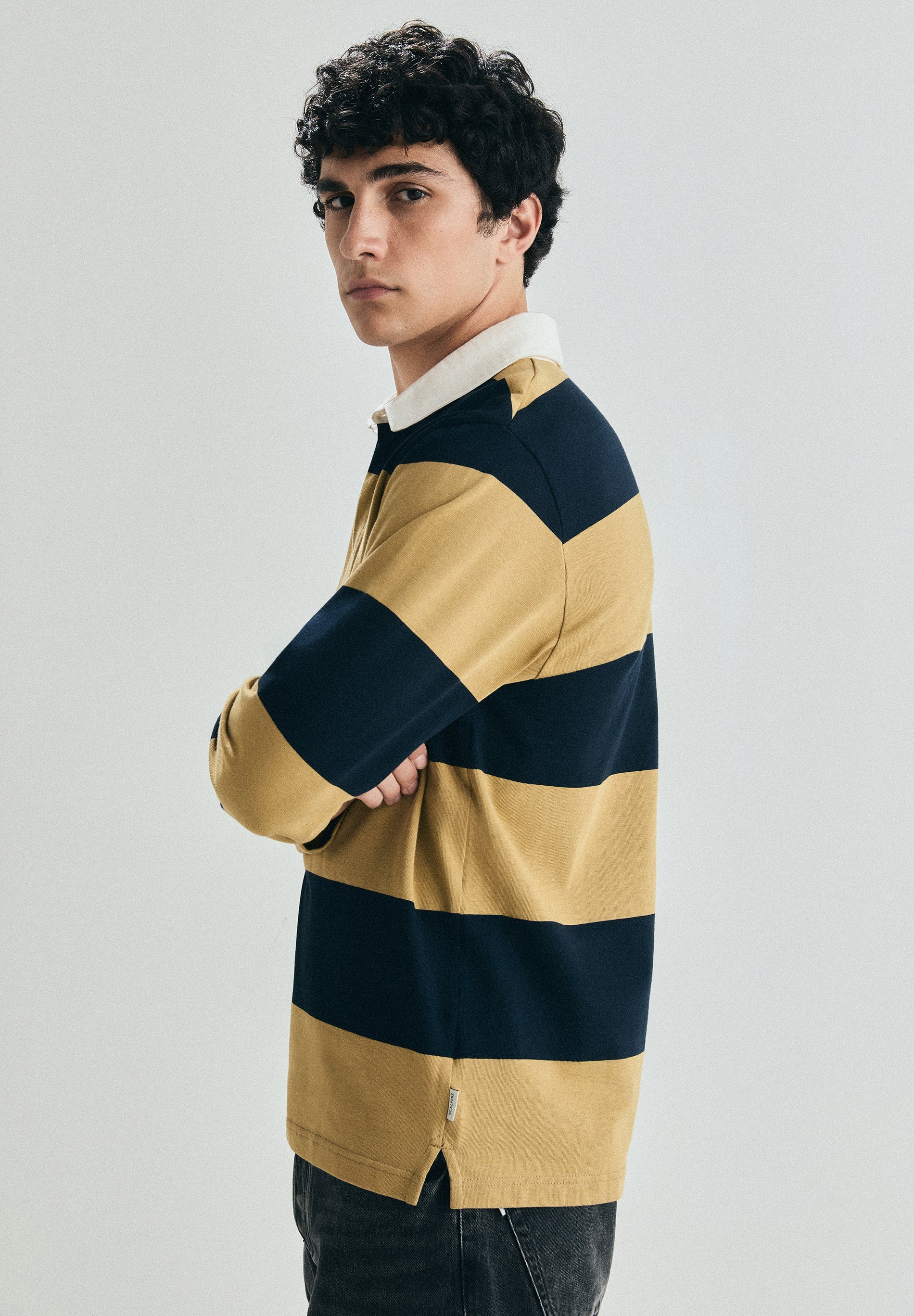 CAMISA POLO ÀS RISCAS A CONTRASTAR