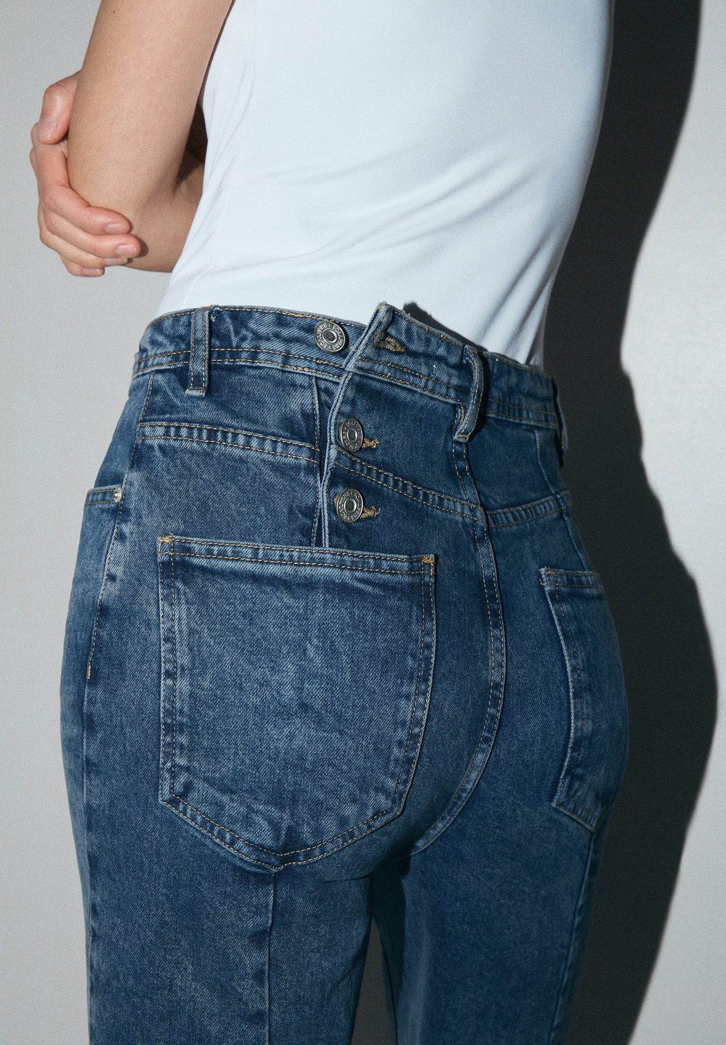 JEANS BOTÕES TRASEIROS