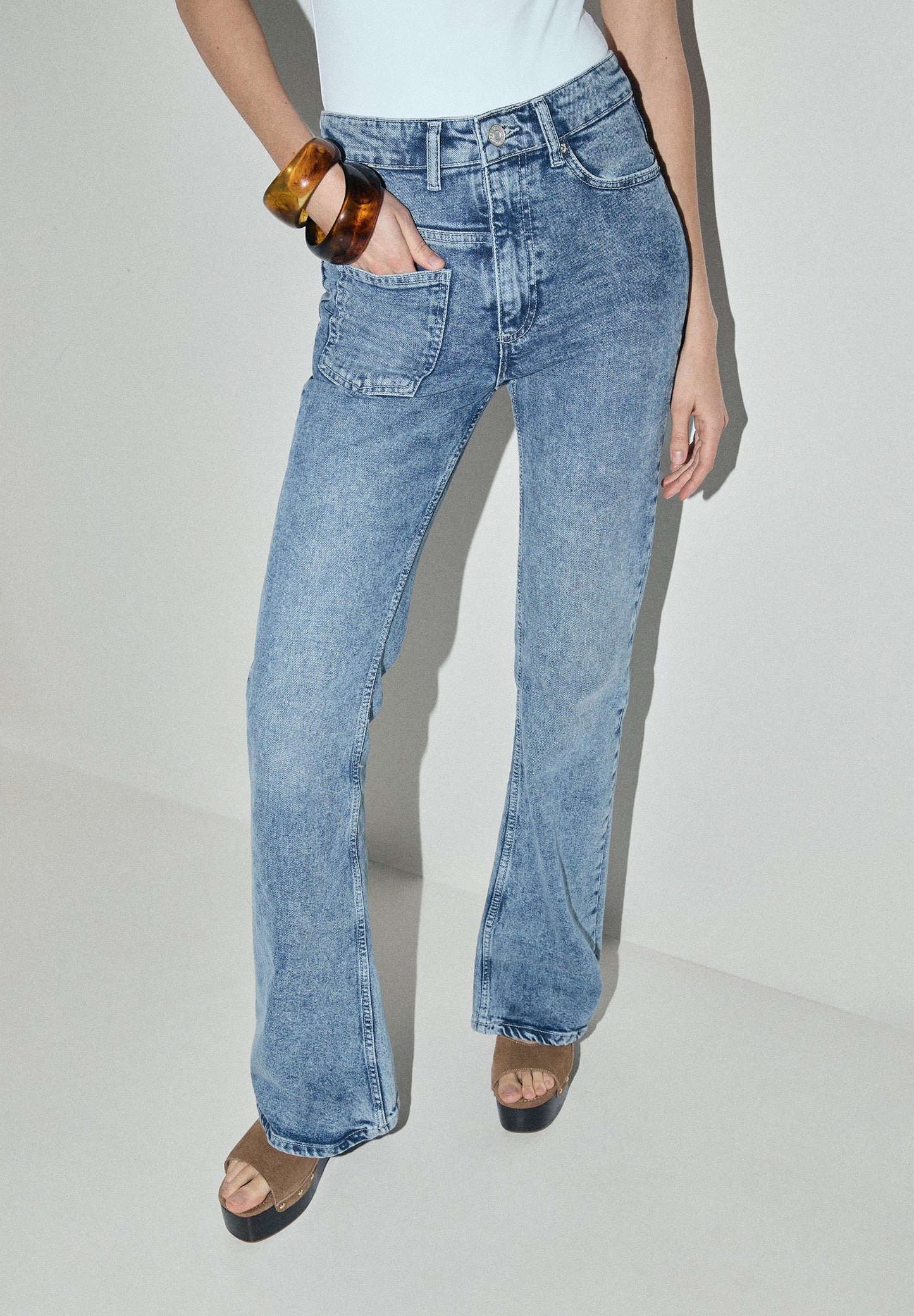 JEANS COM BOLSO ASSIMÉTRICO