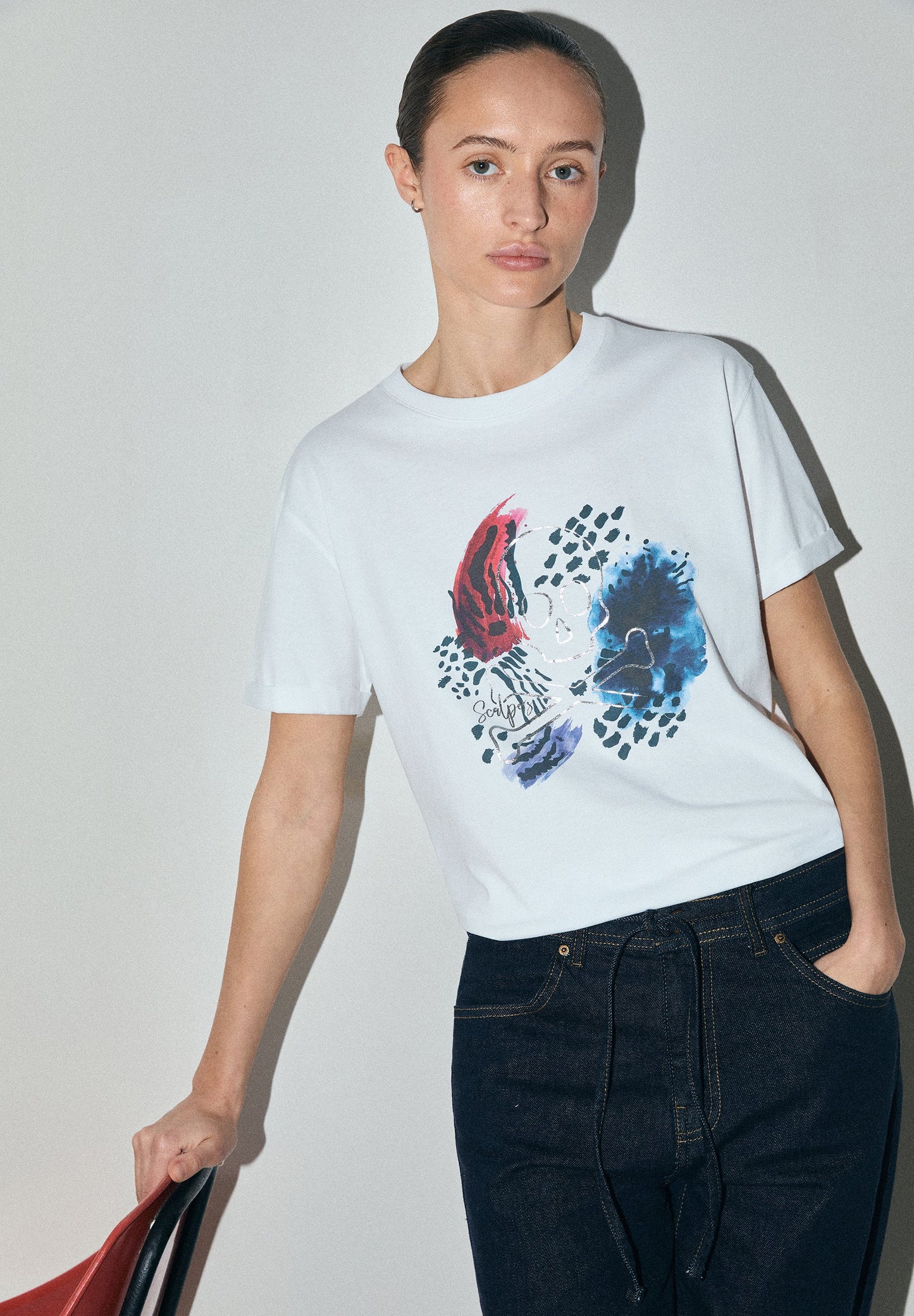 T-SHIRT COM PADRÃO DE LOGÓTIPO
