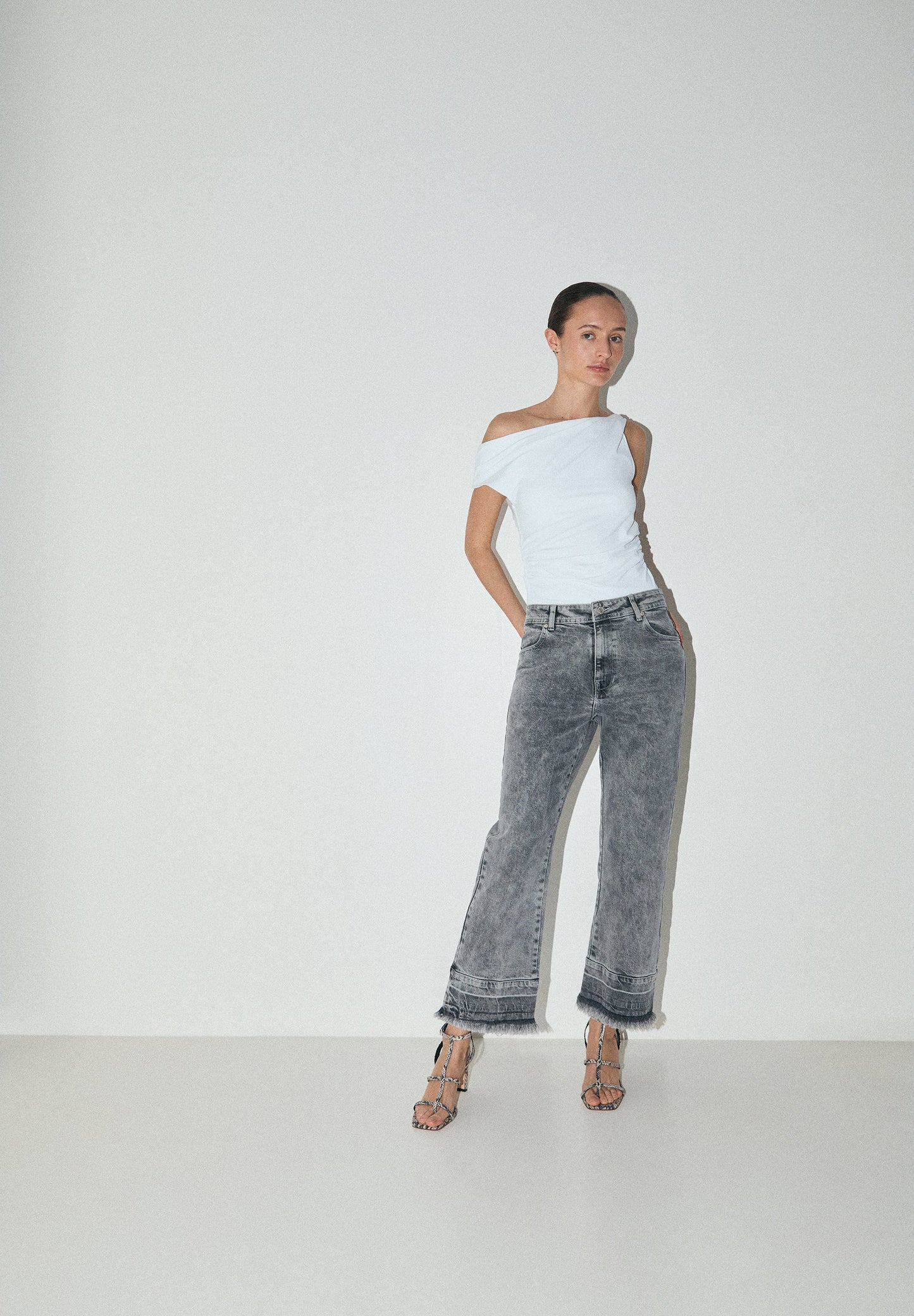 T-SHIRT DRAPEADA ASSIMÉTRICA