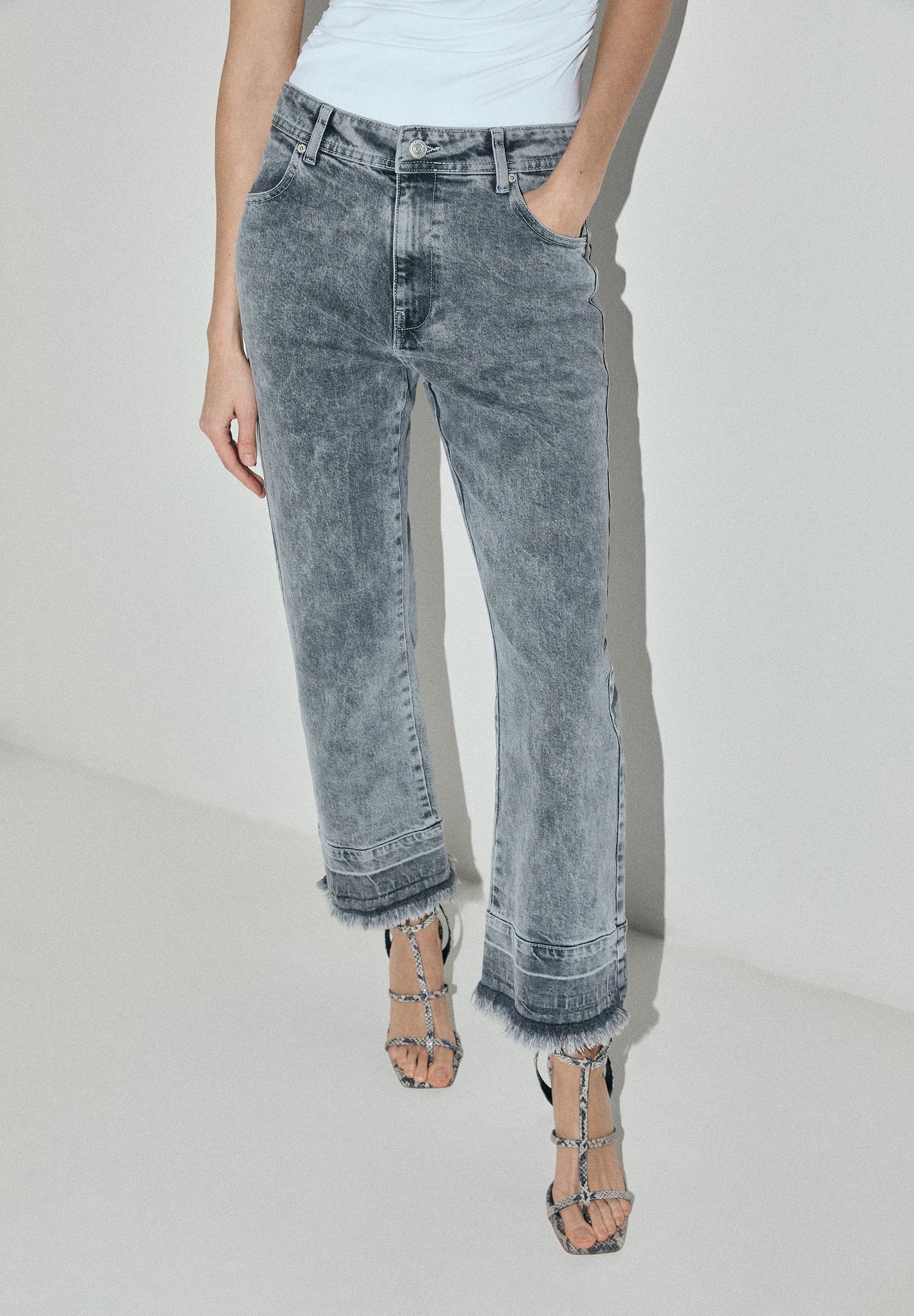 JEANS EFEITO DESBOTADO DESFIADOS
