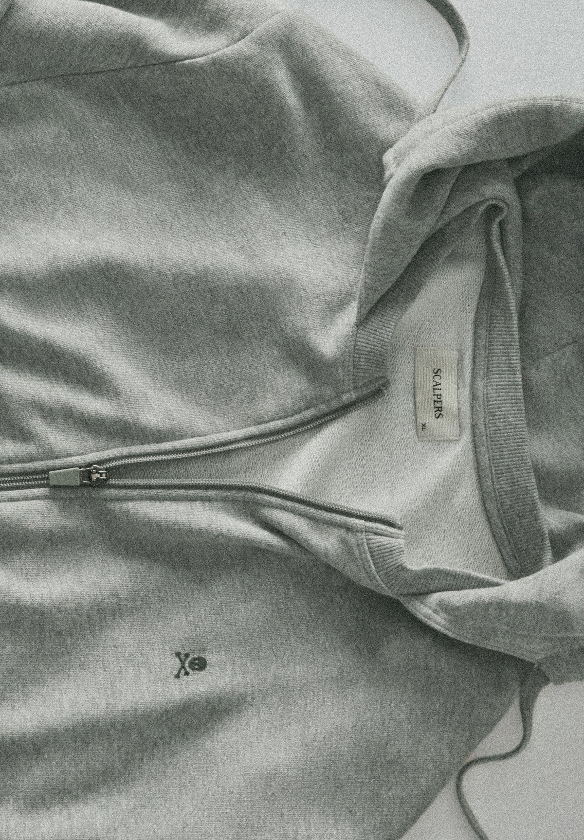 SWEATSHIRT COM CAPUZ E BORDADA EM CONTRASTE