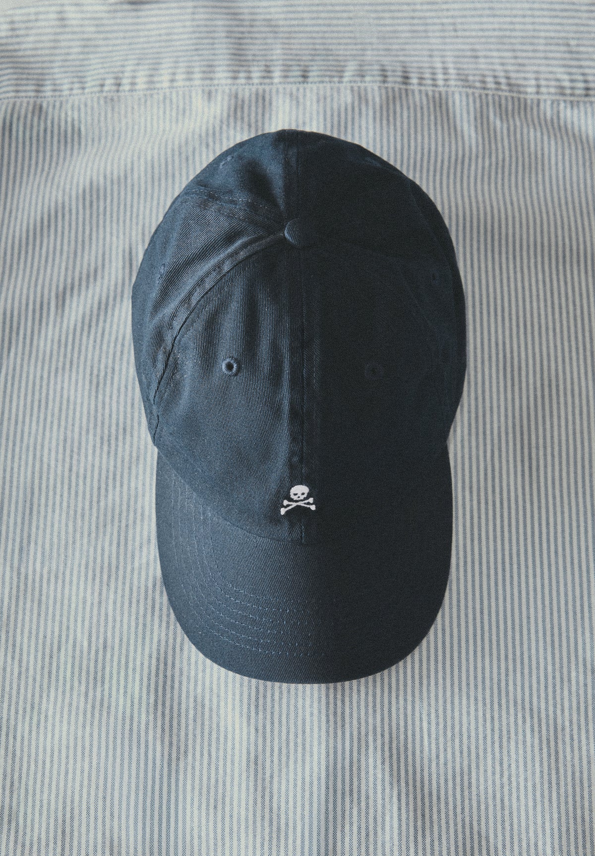 BONÉ COM SKULL BORDADA