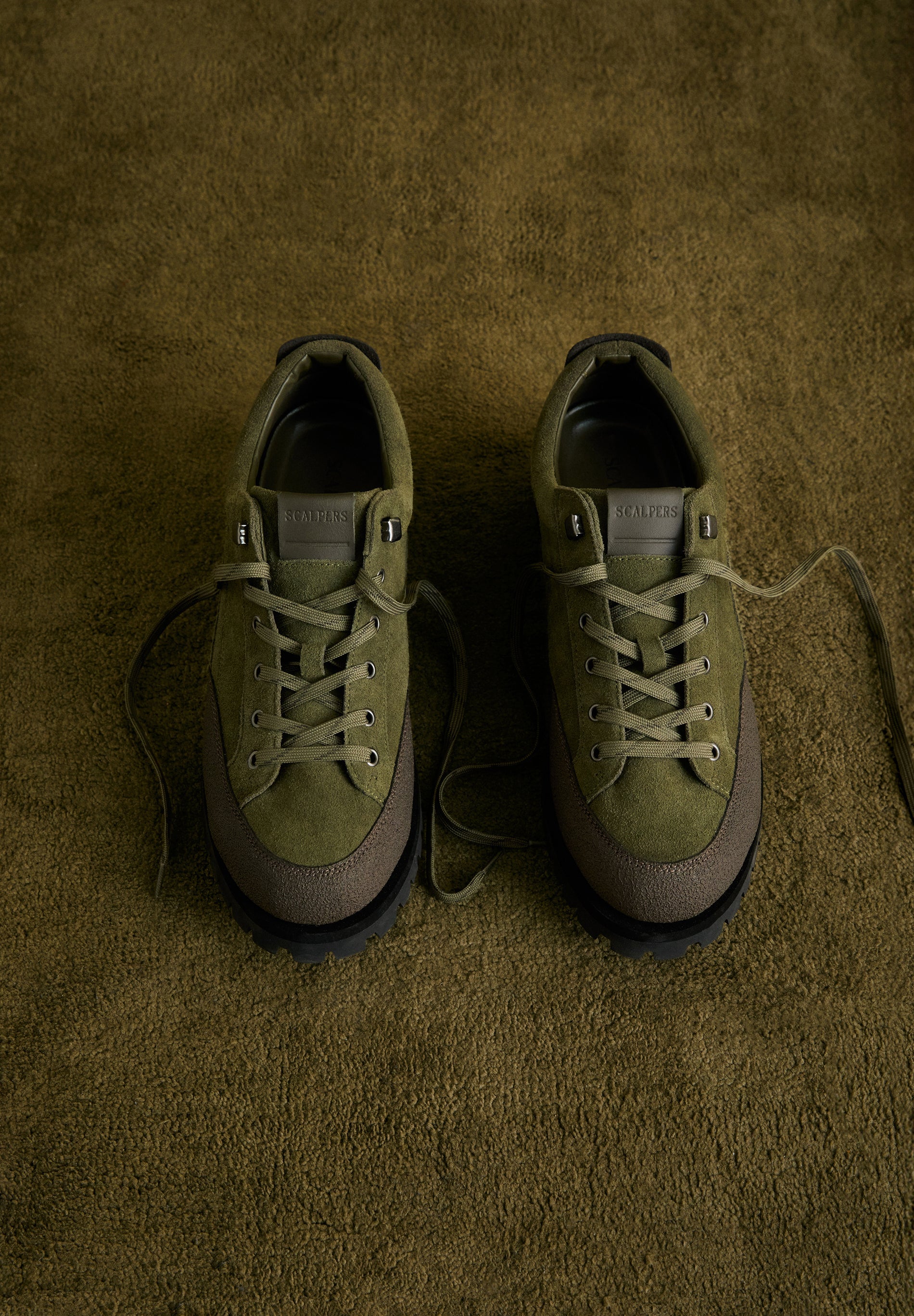 SAPATOS DE CAMURÇA COM SOLA DENTADA