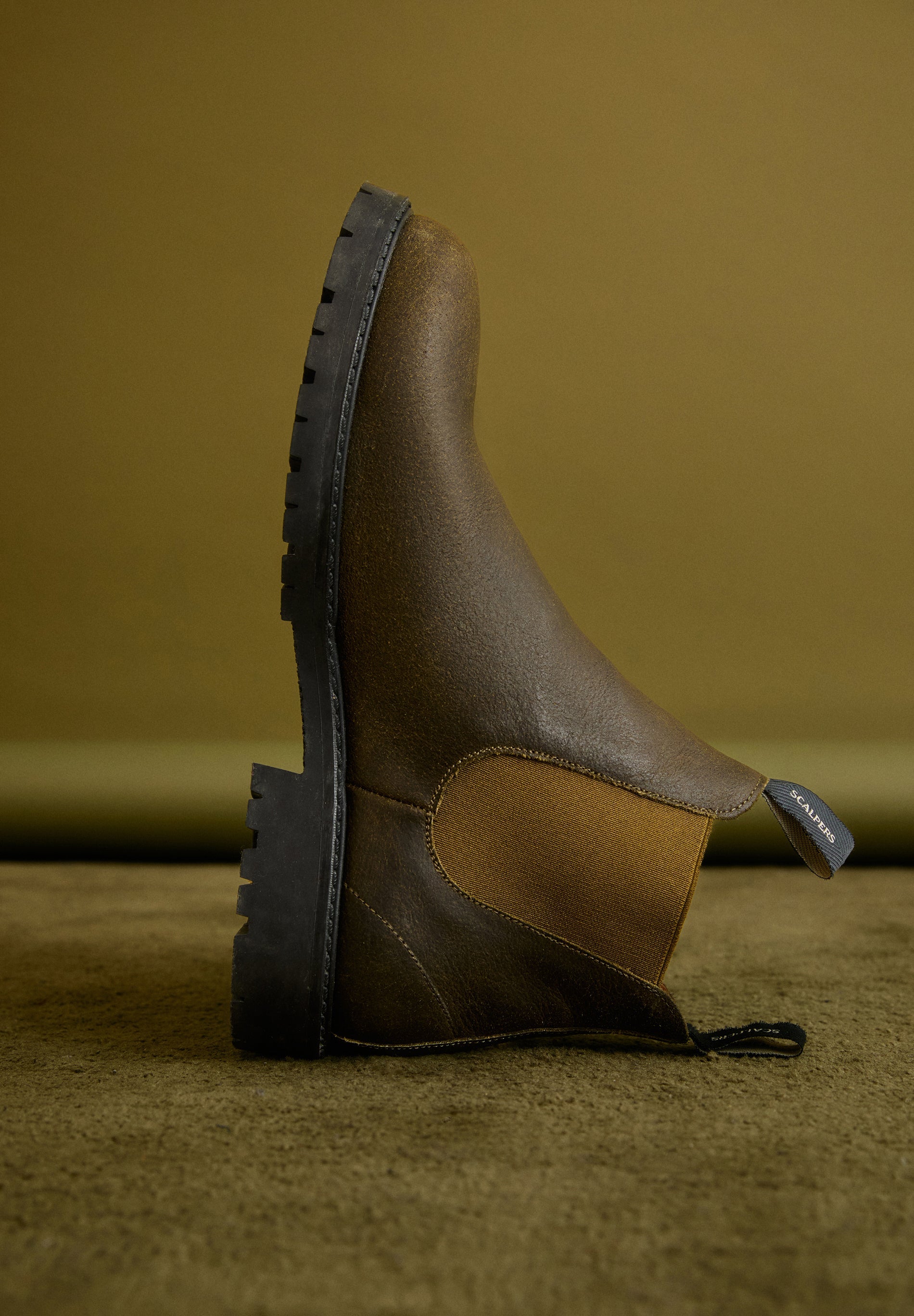 BOTAS DE PELE COM PORMENOR DE ELÁSTICOS