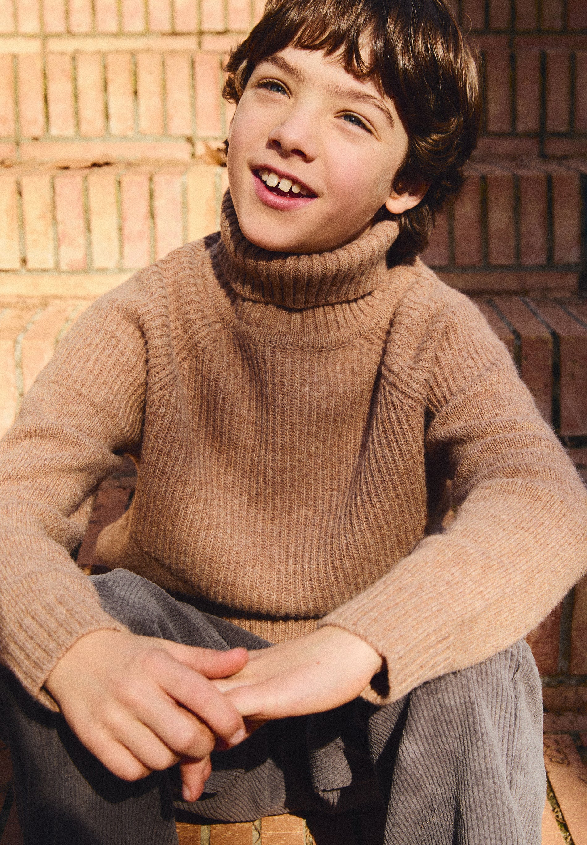 SWEATER DE GOLA SUBIDA REDONDA