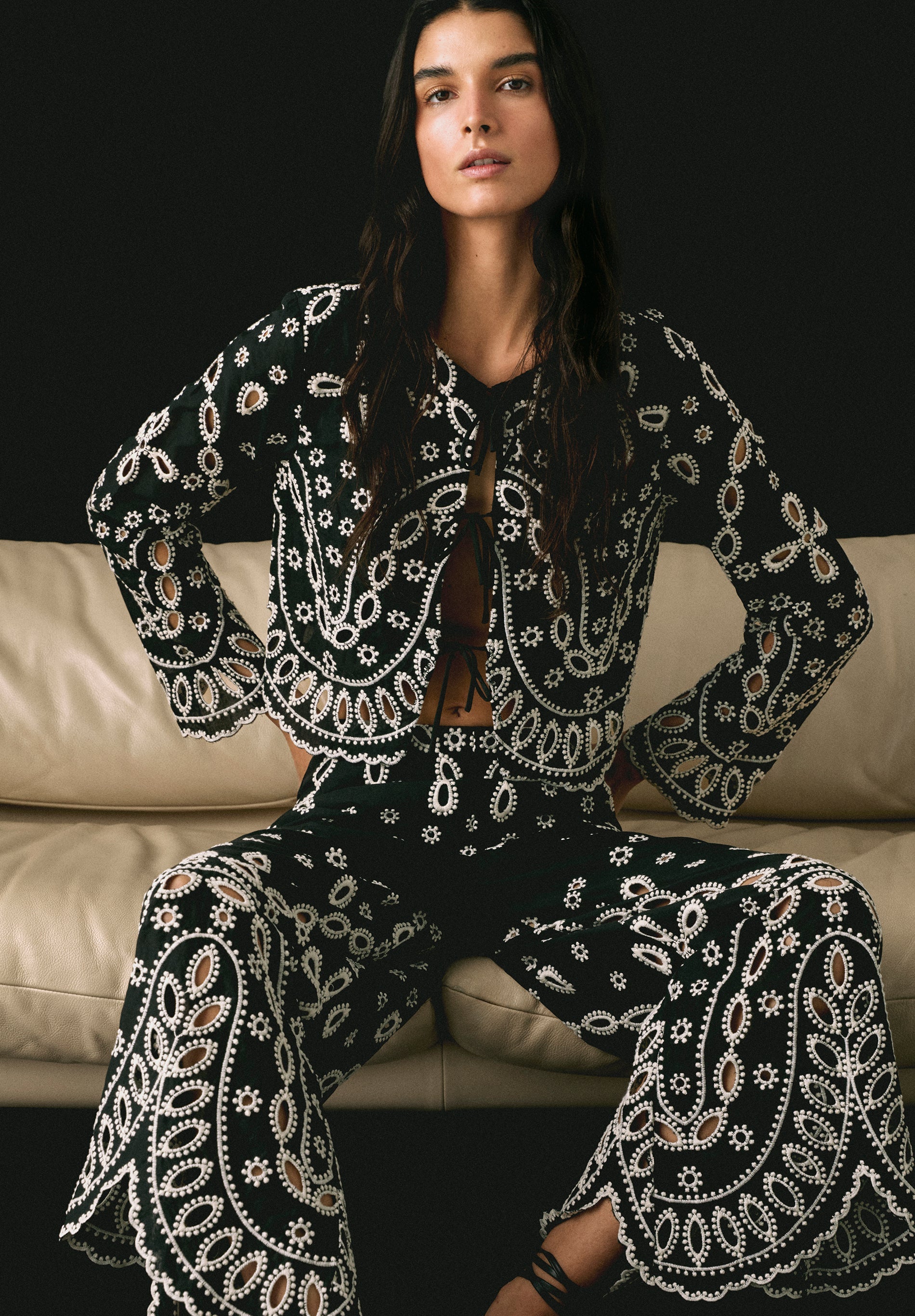 CAMISA COM BORDADOS A CONTRASTAR
