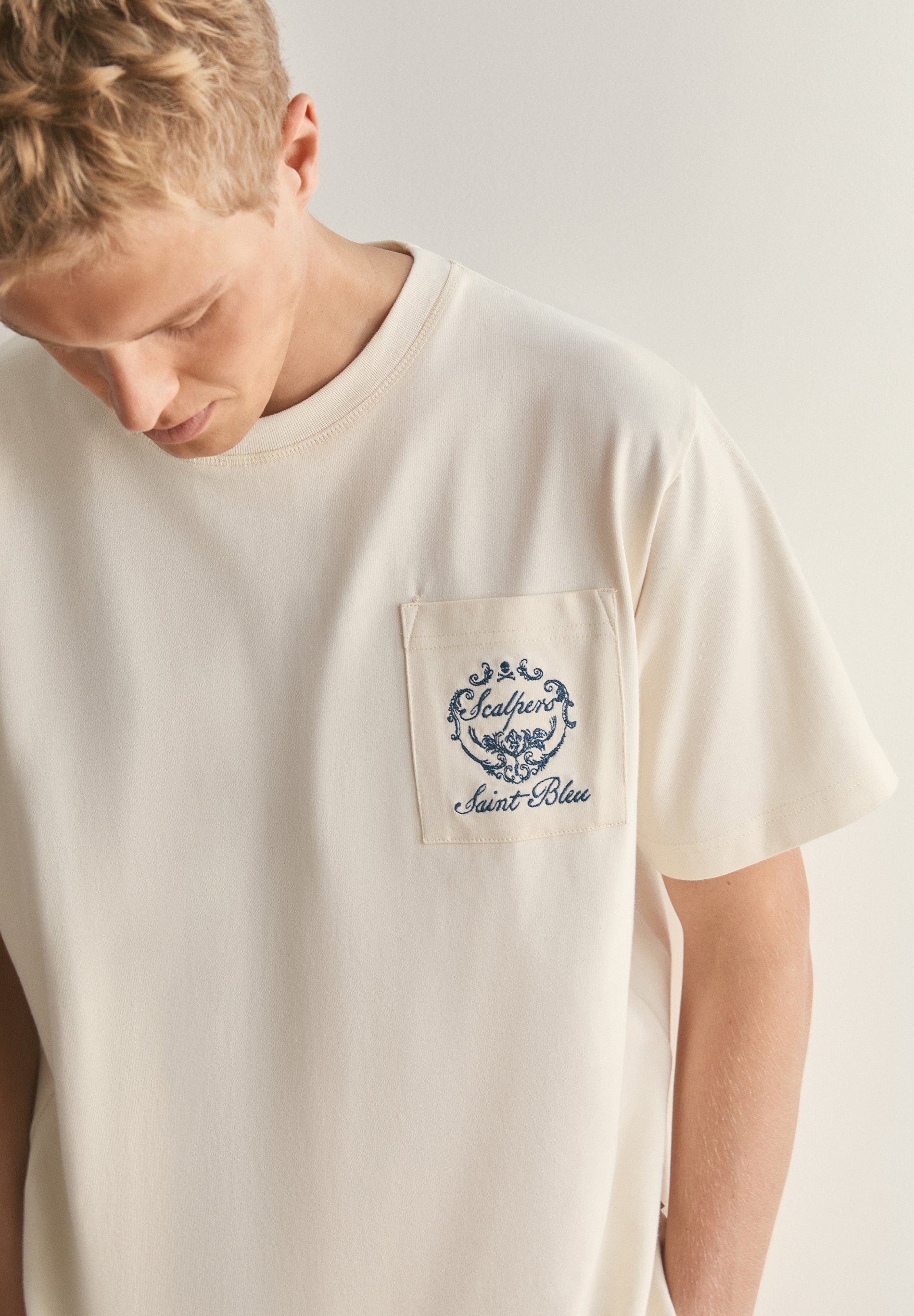 T-SHIRT COM BORDADO BOXY FIT