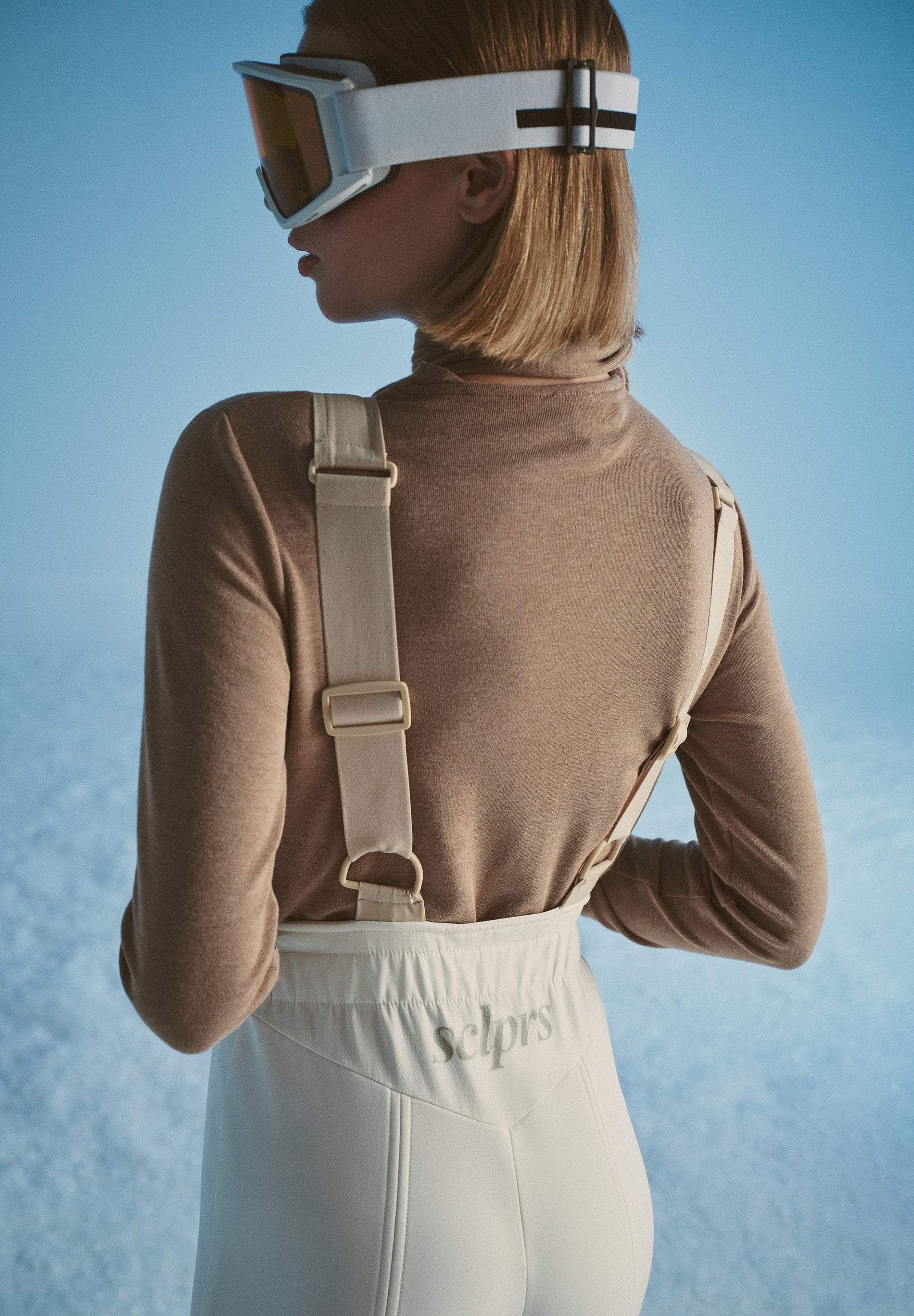 T-SHIRT DE GOLA ENROLADA COM LAÇO