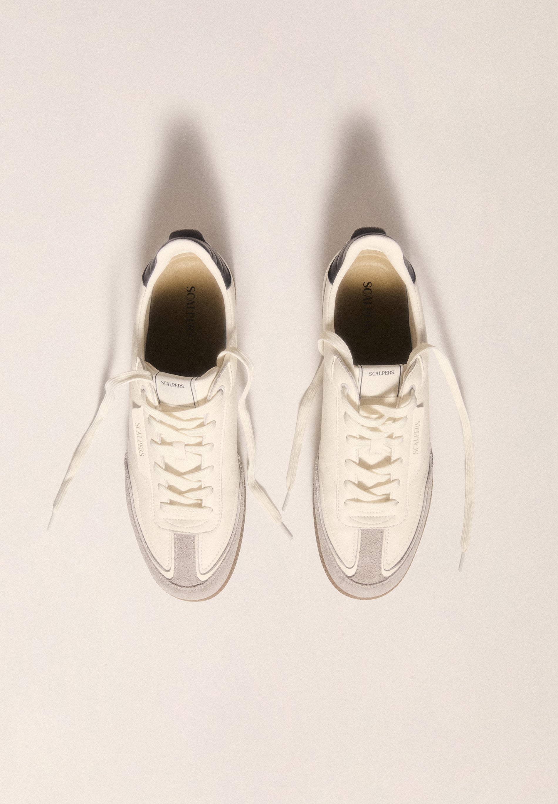 SAPATILHAS DE PELE COM SOLA EM CONTRASTE