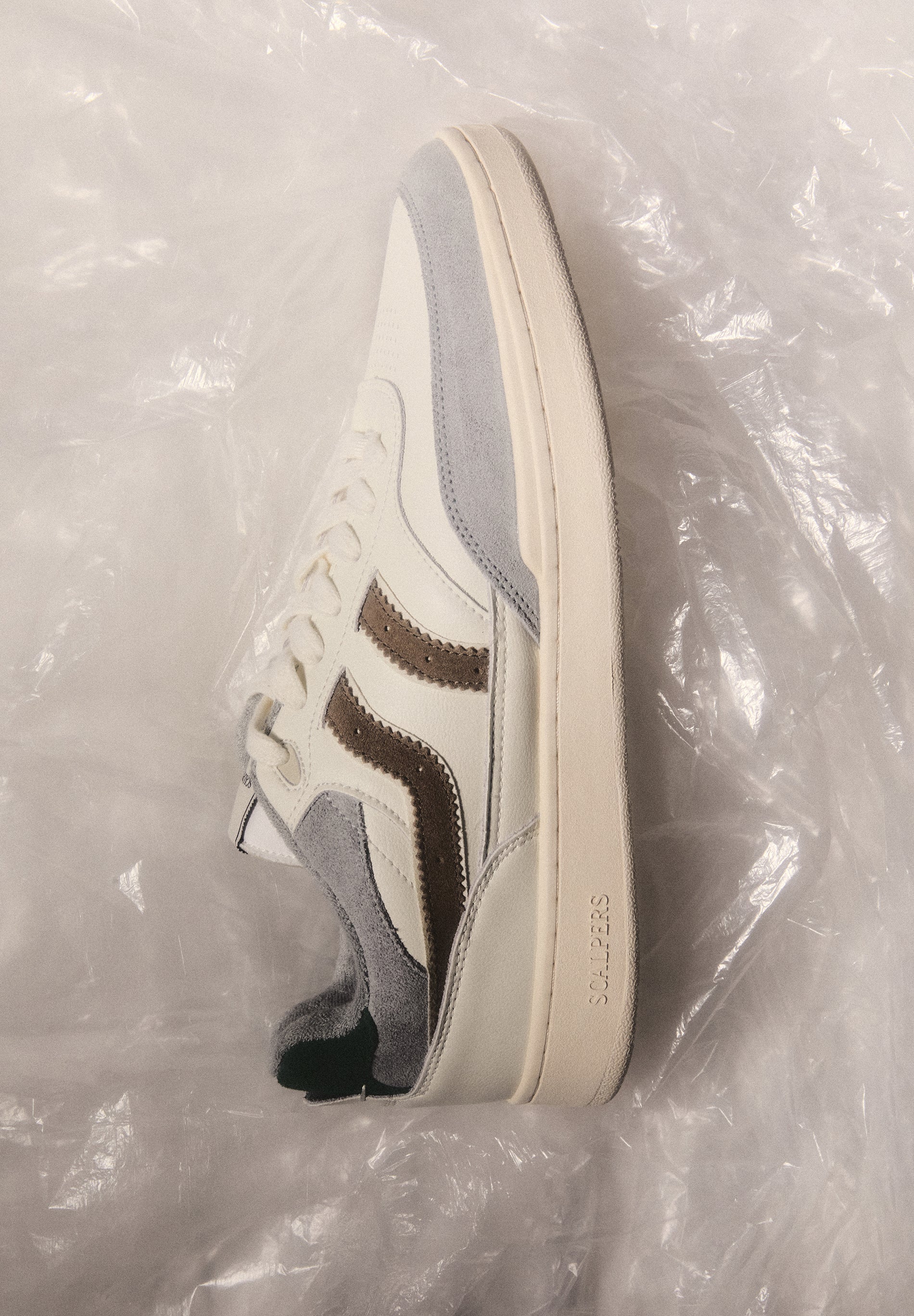 SAPATILHAS DE CAMURÇA EM CONTRASTE