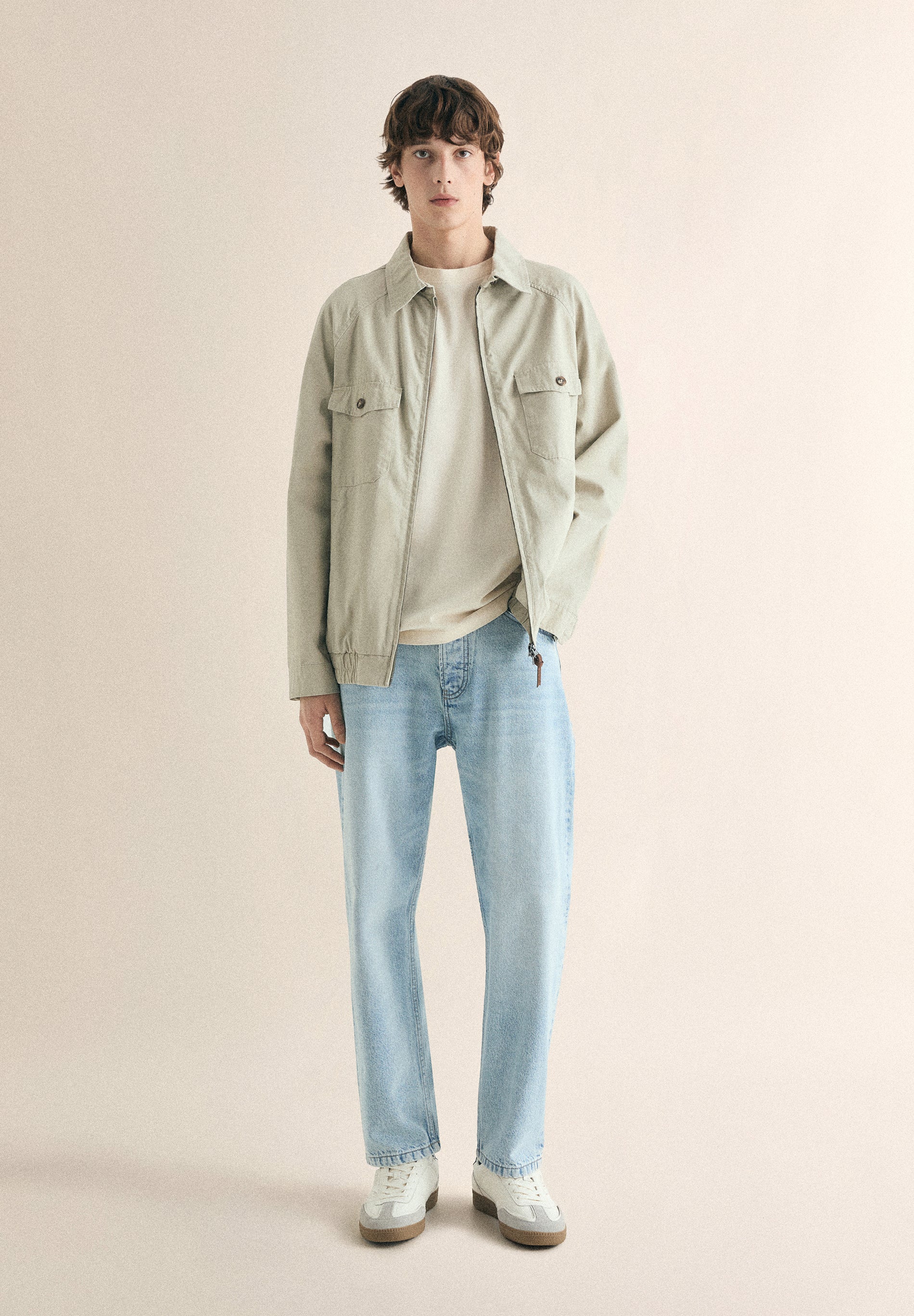 SAPATILHAS DE PELE COM SOLA EM CONTRASTE