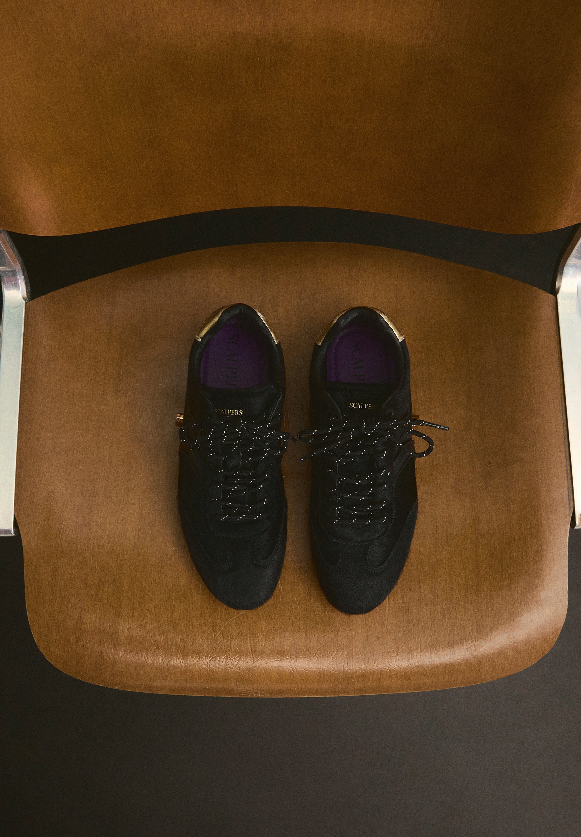 TÉNIS RETRÔ EM PELE COM CONTRASTE