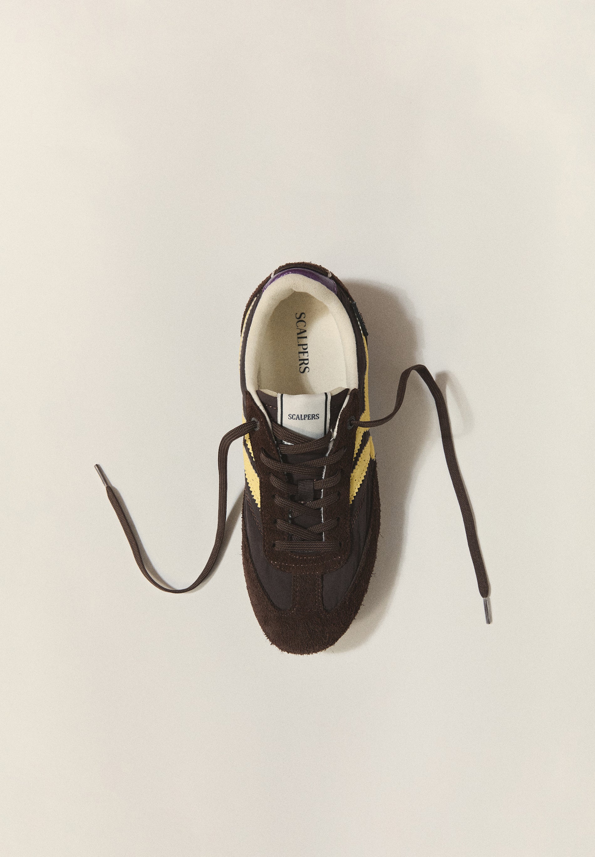 SAPATILHAS DE CAMURÇA EM CONTRASTE