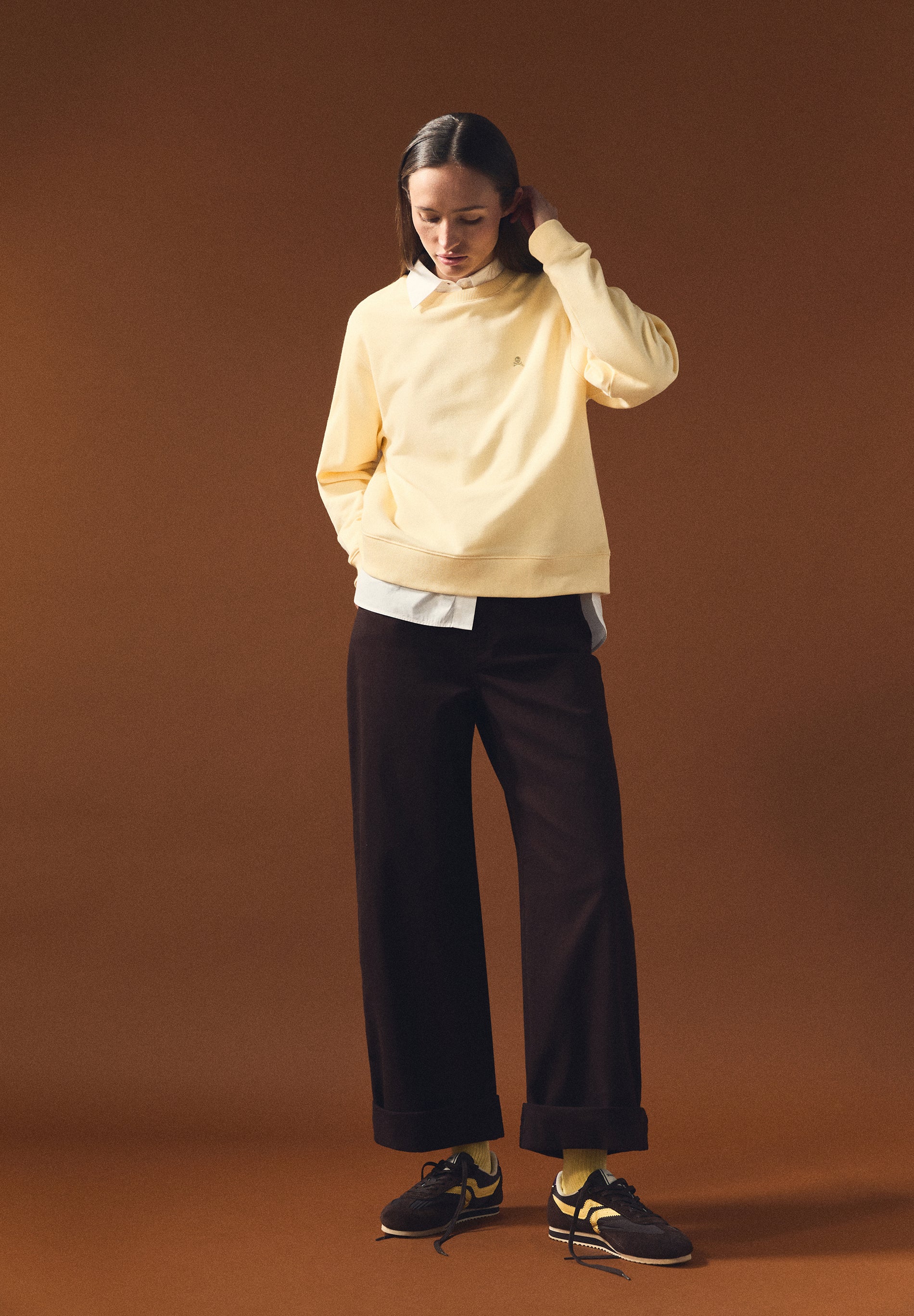 SAPATILHAS DE CAMURÇA EM CONTRASTE