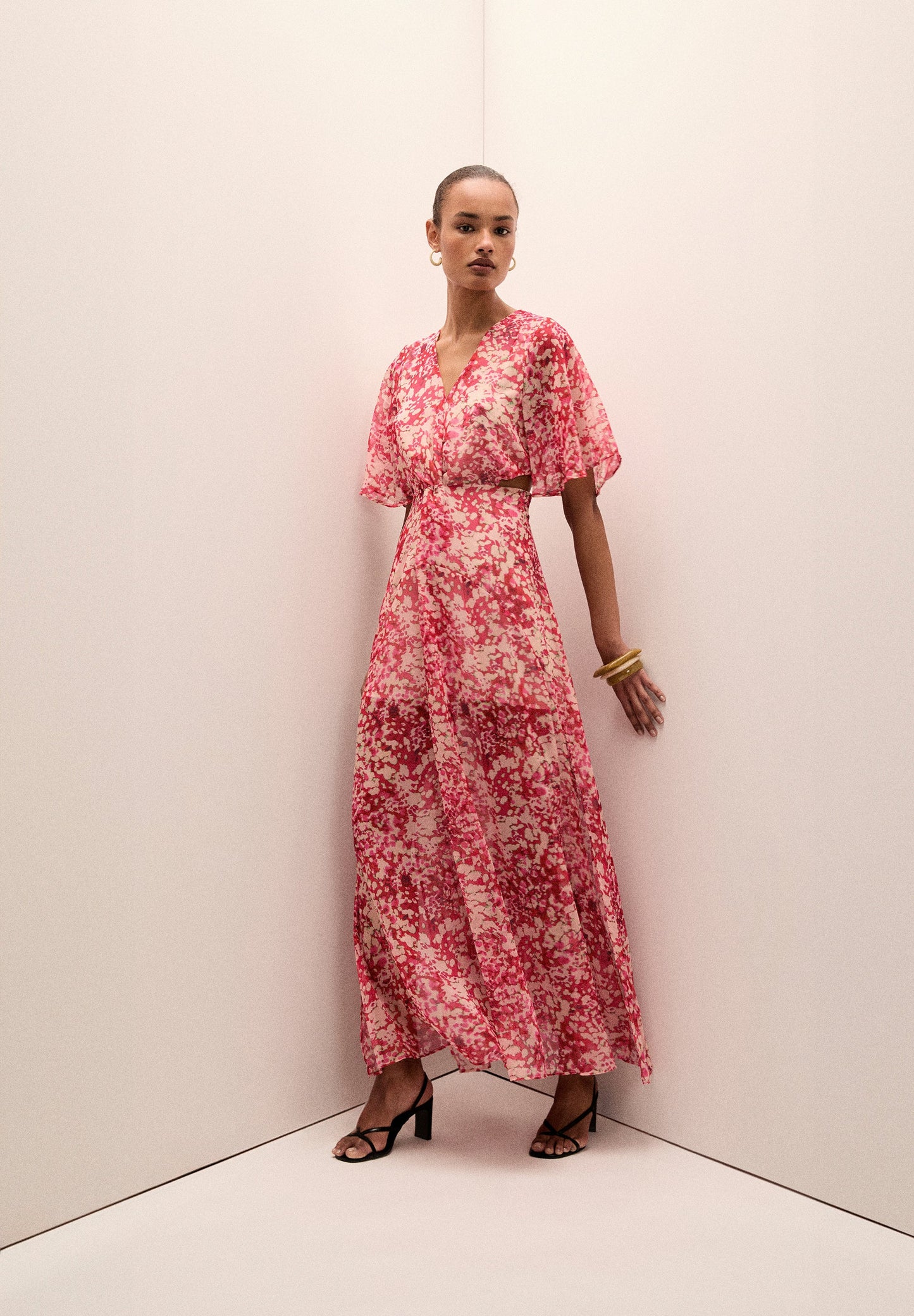 VESTIDO COM PADRÃO FLUIDO