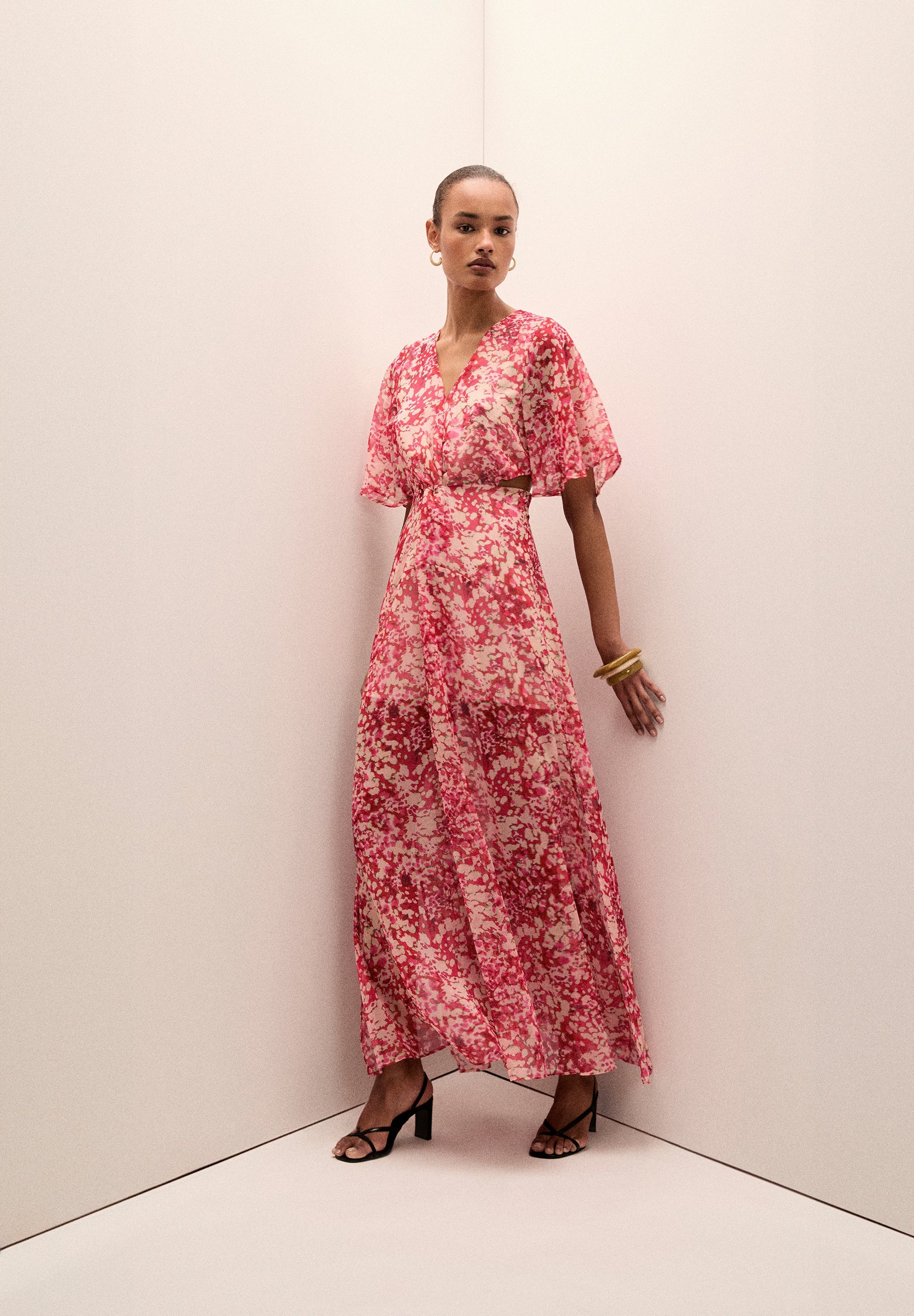 VESTIDO COM PADRÃO FLUIDO