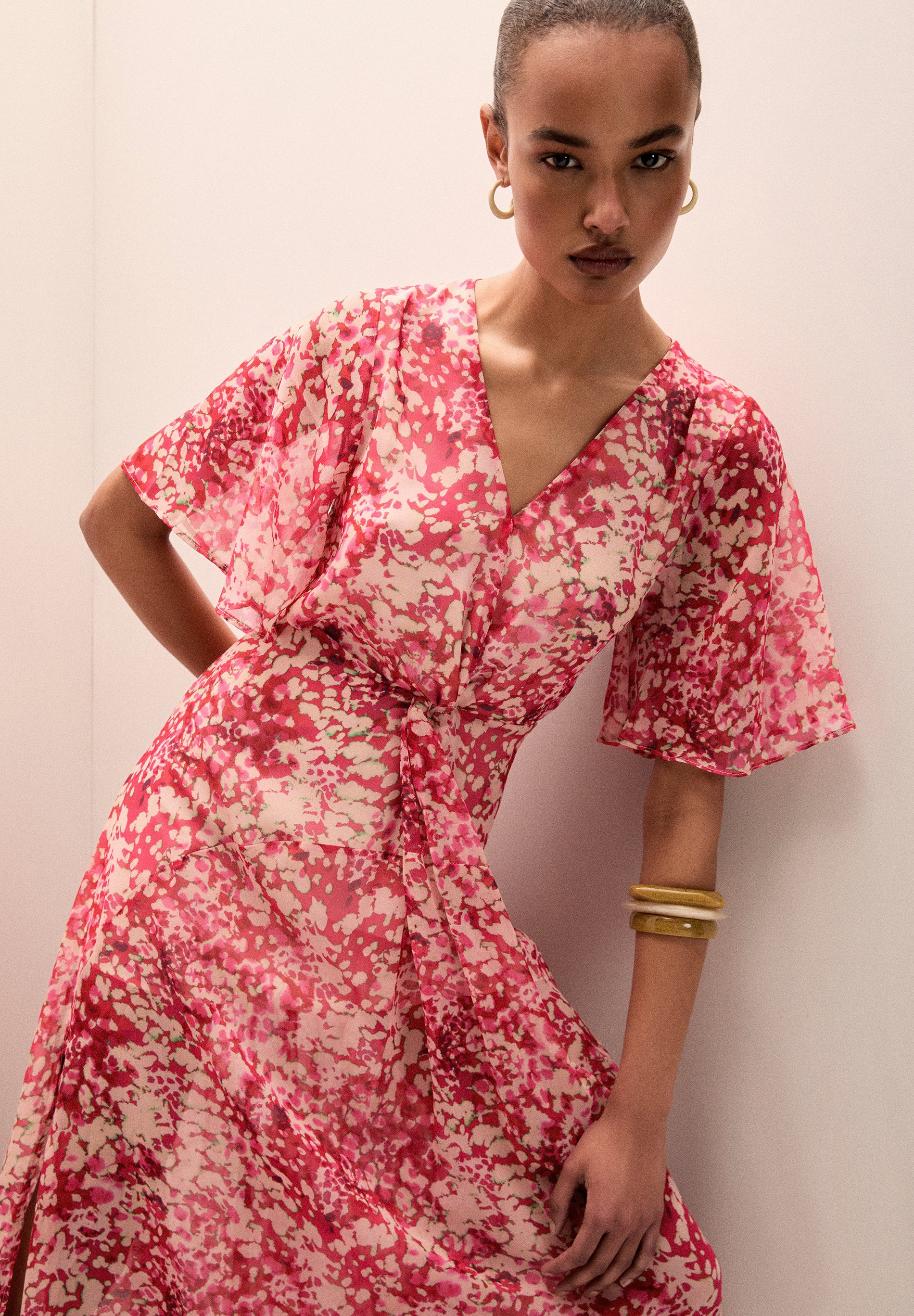 VESTIDO COM PADRÃO FLUIDO